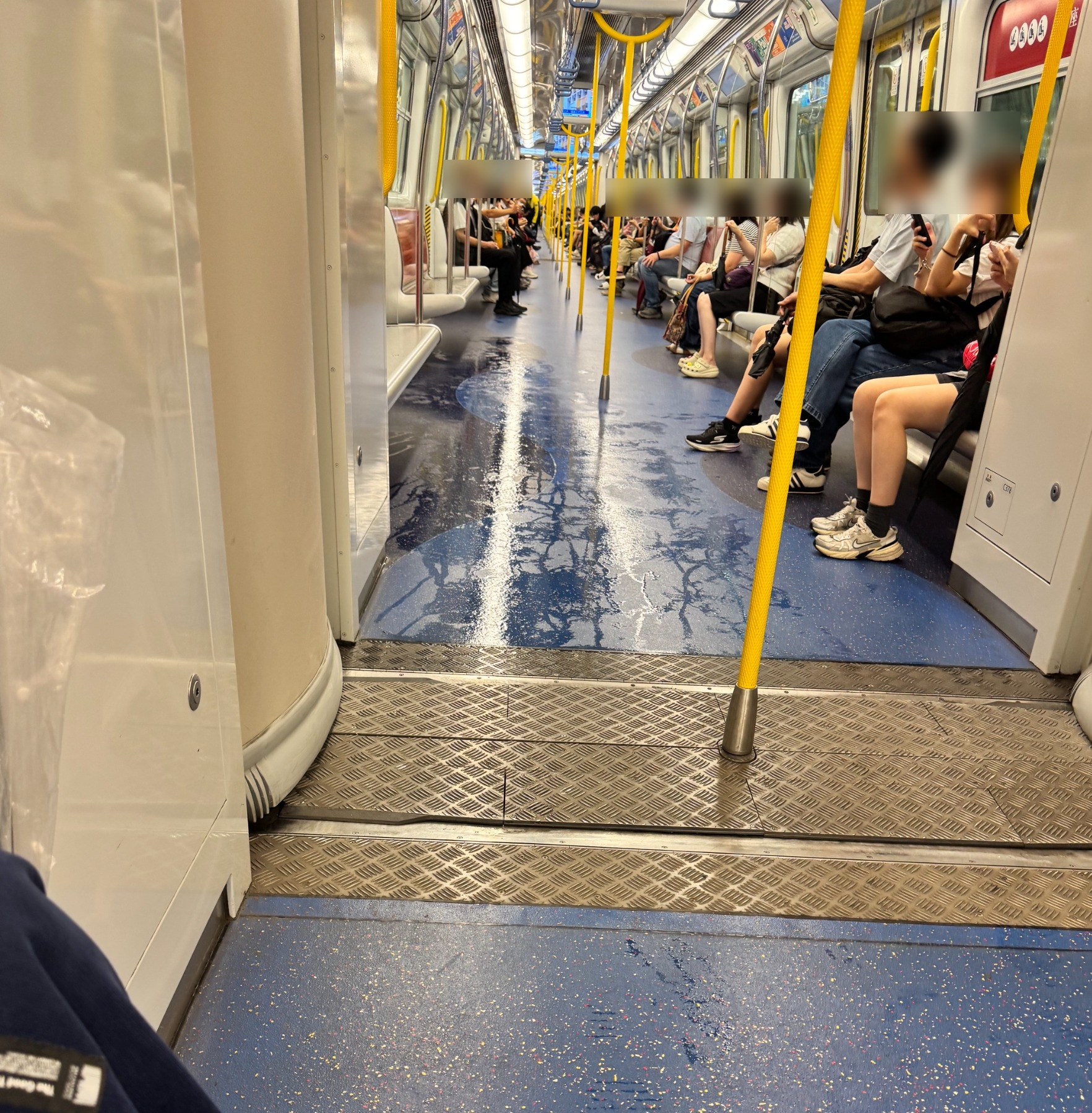 東張西望報料｜屯馬綫車廂「室內落雨」？列車開出即漏水　乘客被迫避水坐 （觀眾劉先生報料）