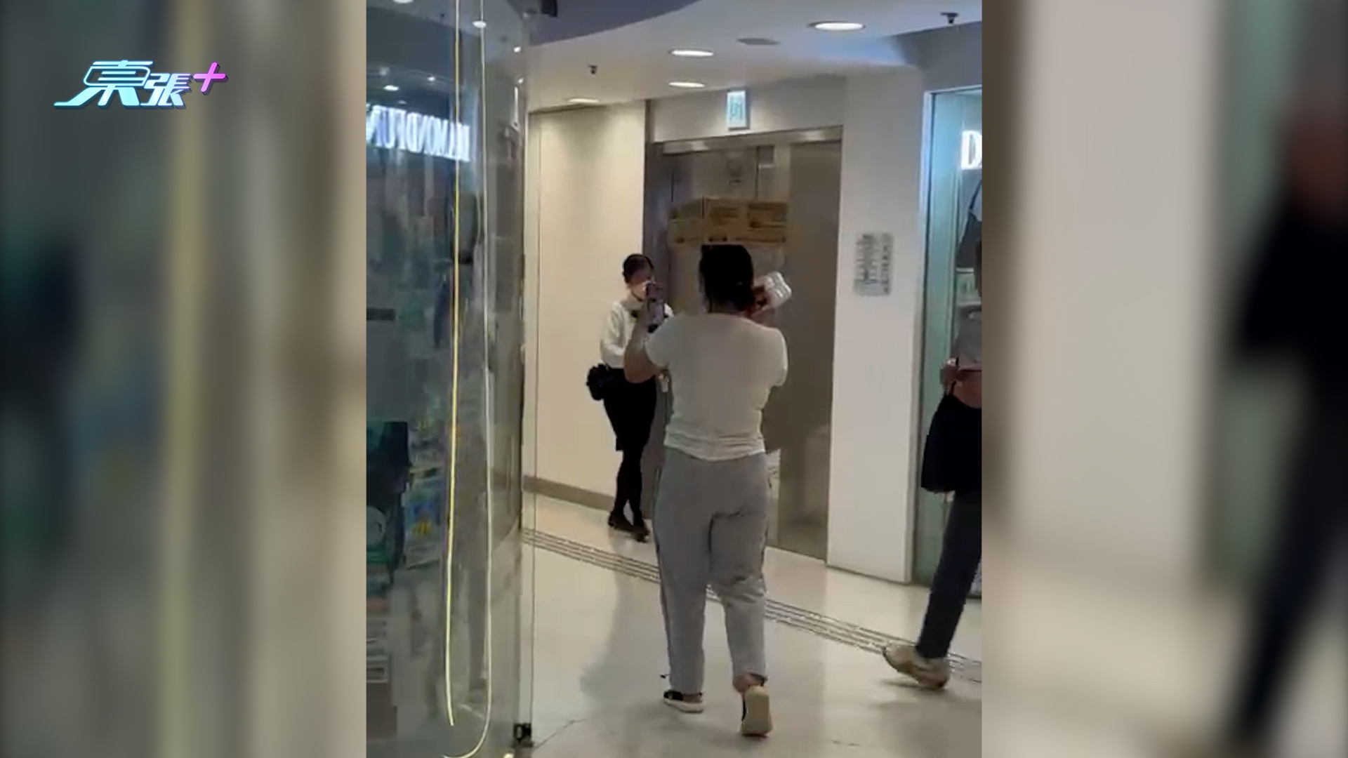 東張西望報料｜工人姐姐頭頂整箱玻璃樽飲品逛商場　街坊睇到驚嘆：平衡力超勁 （觀眾李先生（化名）報料）