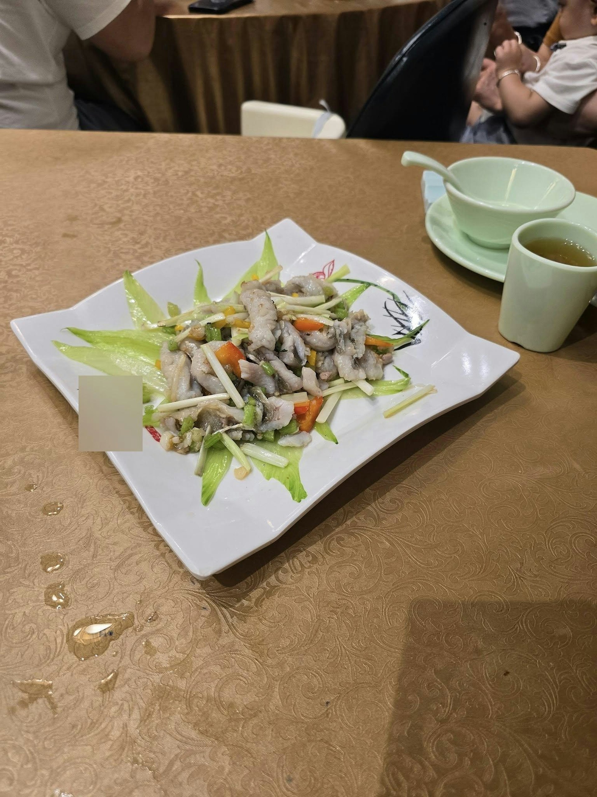 樓主談及該碟「翡翠油泡獅頭魚球」，在帖文中大嘆「呢碟嘢$1280」。據樓主上傳的照片顯示，獅頭魚份量不算多，另配有其他伴菜。（Facebook圖片）