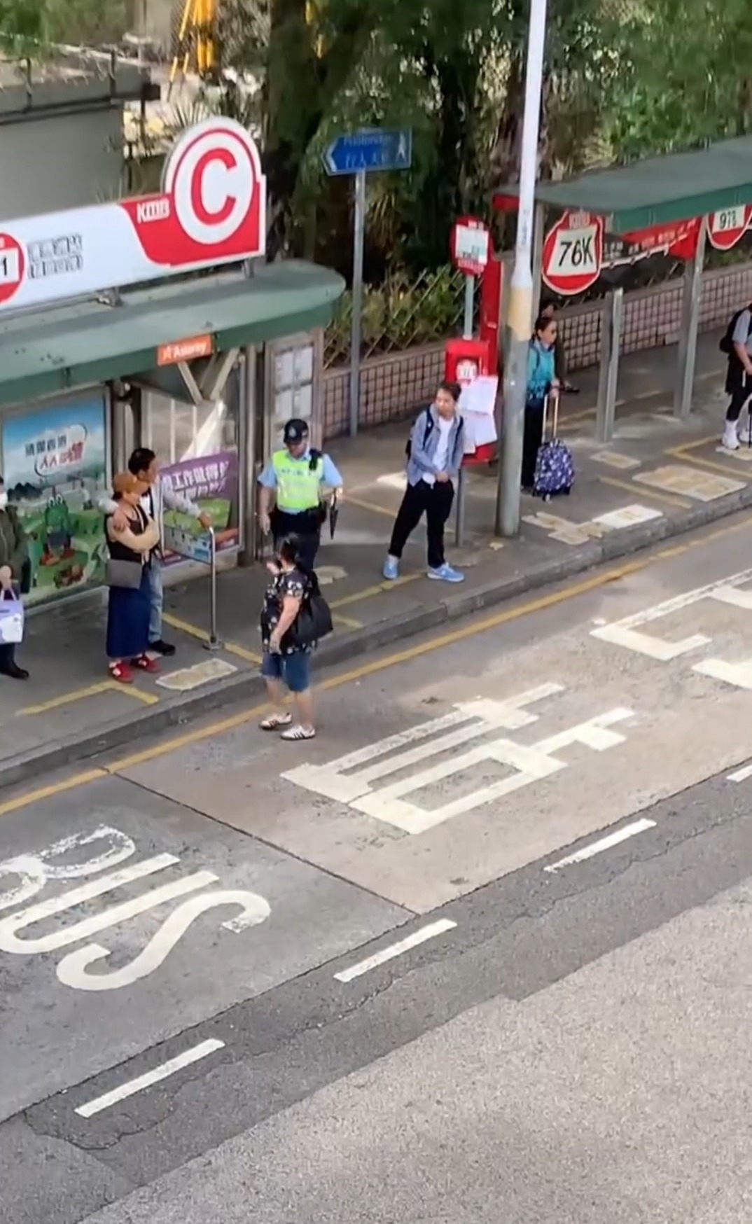 影片未顯示警方是否即場票控，但事件引起網民熱烈討論。