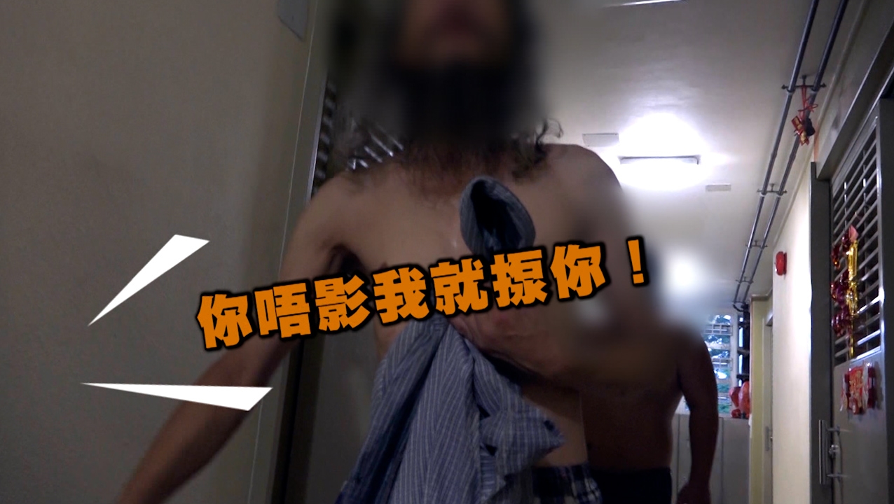 肥哥哥父親態度強硬，不但大聲拒絕回應，更一度要趕走主持，場面緊張。