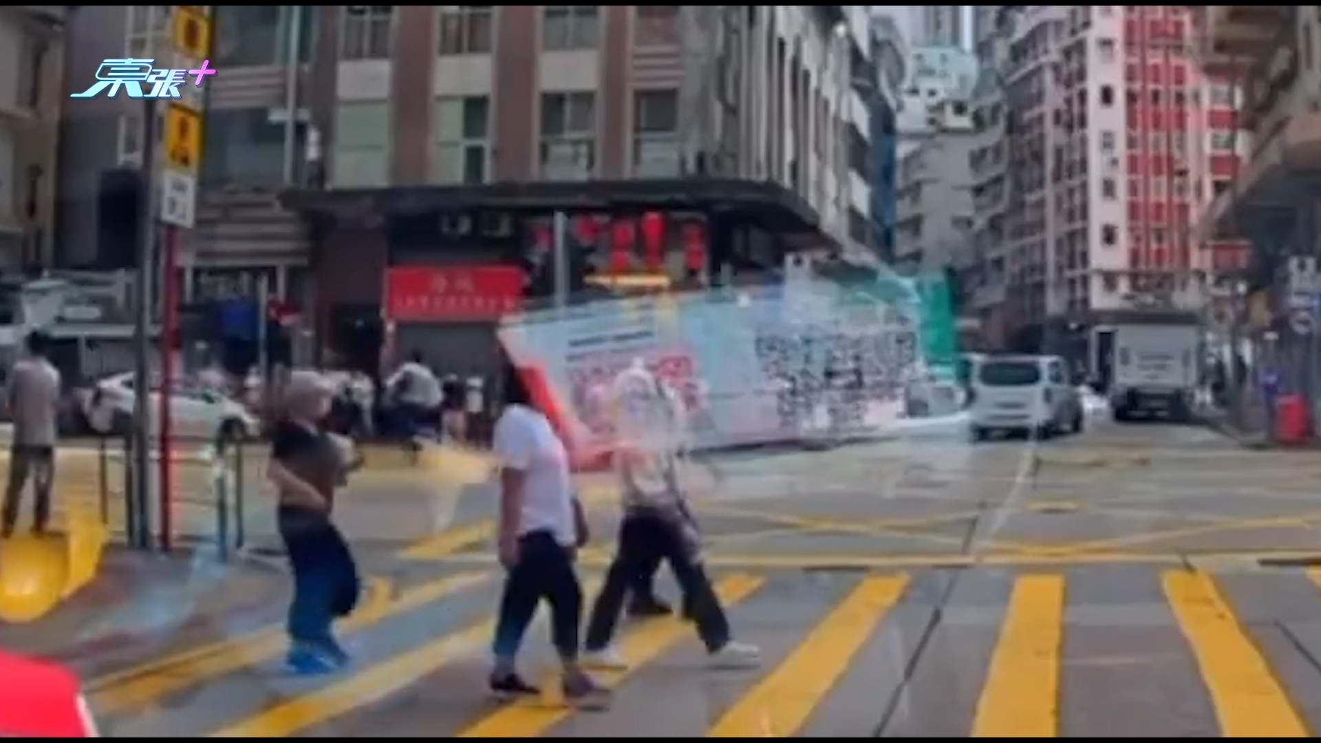 車Cam直擊｜佐敦道5車相撞車禍事發一刻曝光　兩車打白鴿轉撞上行人路