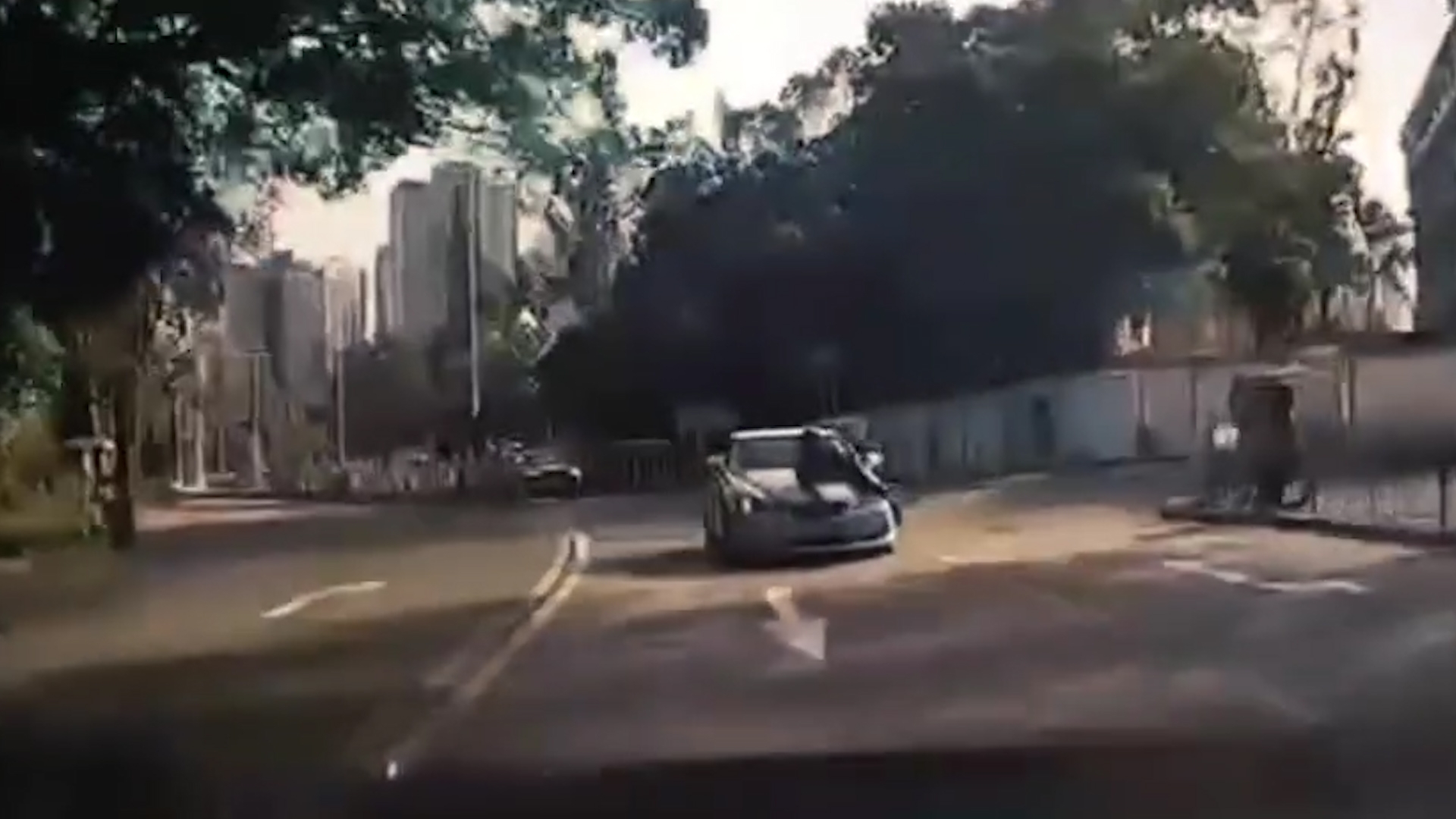 車Cam直擊｜粉錦公路黑衣人伏車頭擋玻璃　私家車狂飆如「狂野時速」