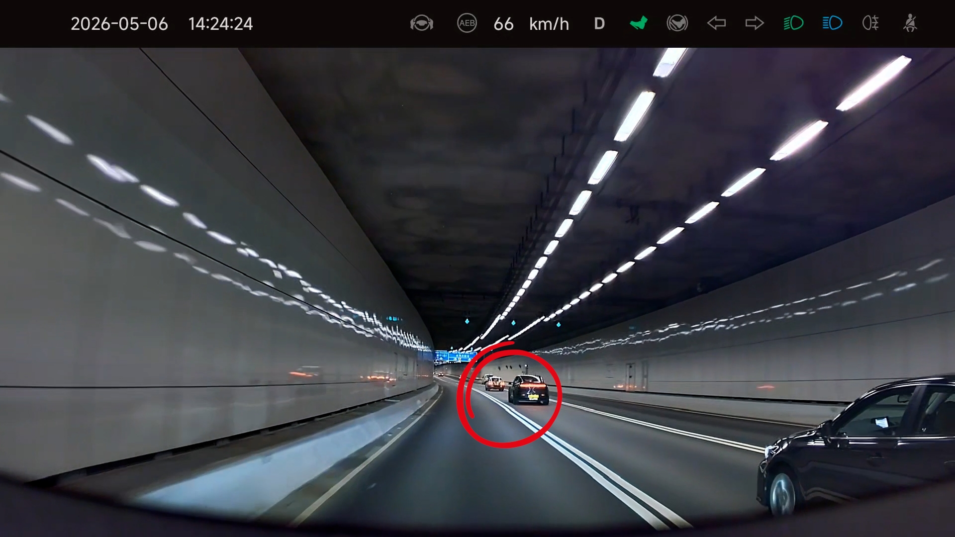 東張西望報料｜Tesla中港車隧道硬Cut雙白線　車Cam影曬　觀眾報料稱「必須嚴懲」（觀眾廖先生向《東張+》提供）