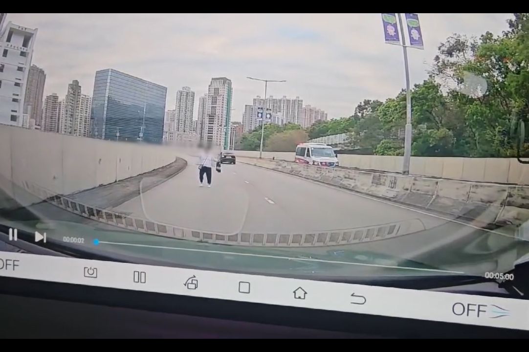 荃灣大河道天橋頂女子亂跑疑碰瓷，警察落車「成功追截」。