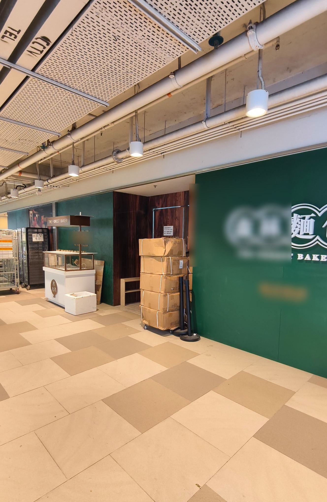 東張西望報料｜牛頭角商場麵包店疑長期霸佔公共通道　貨架紙箱堆滿走廊　街坊憂阻消防通道 （觀眾周先生報料）