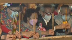 [現場]踏入子時黃大仙祠大批善信陸續上頭炷香 氣氛熱鬧