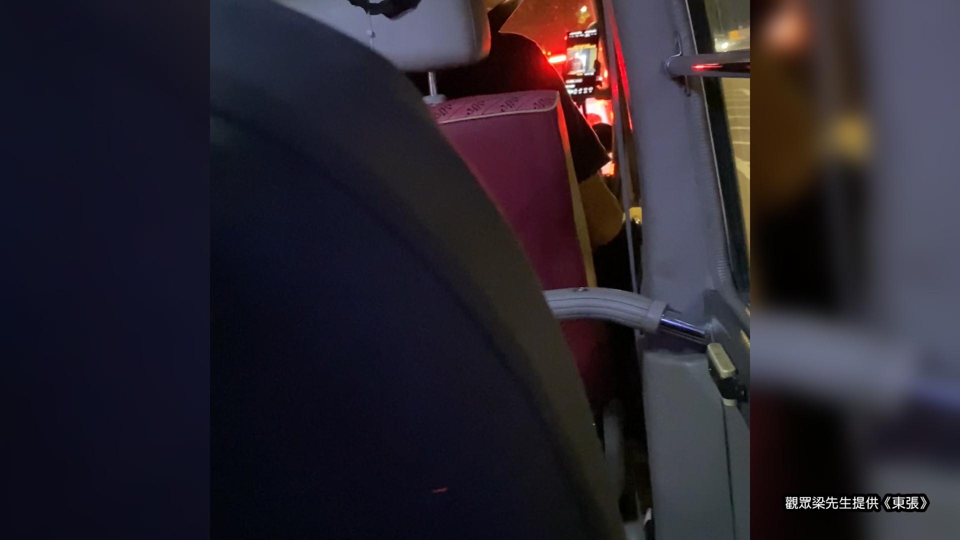 東張西望報料｜綠Van司機駕駛時公然用電話睇片　報料者斥「行為導致乘客受驚」