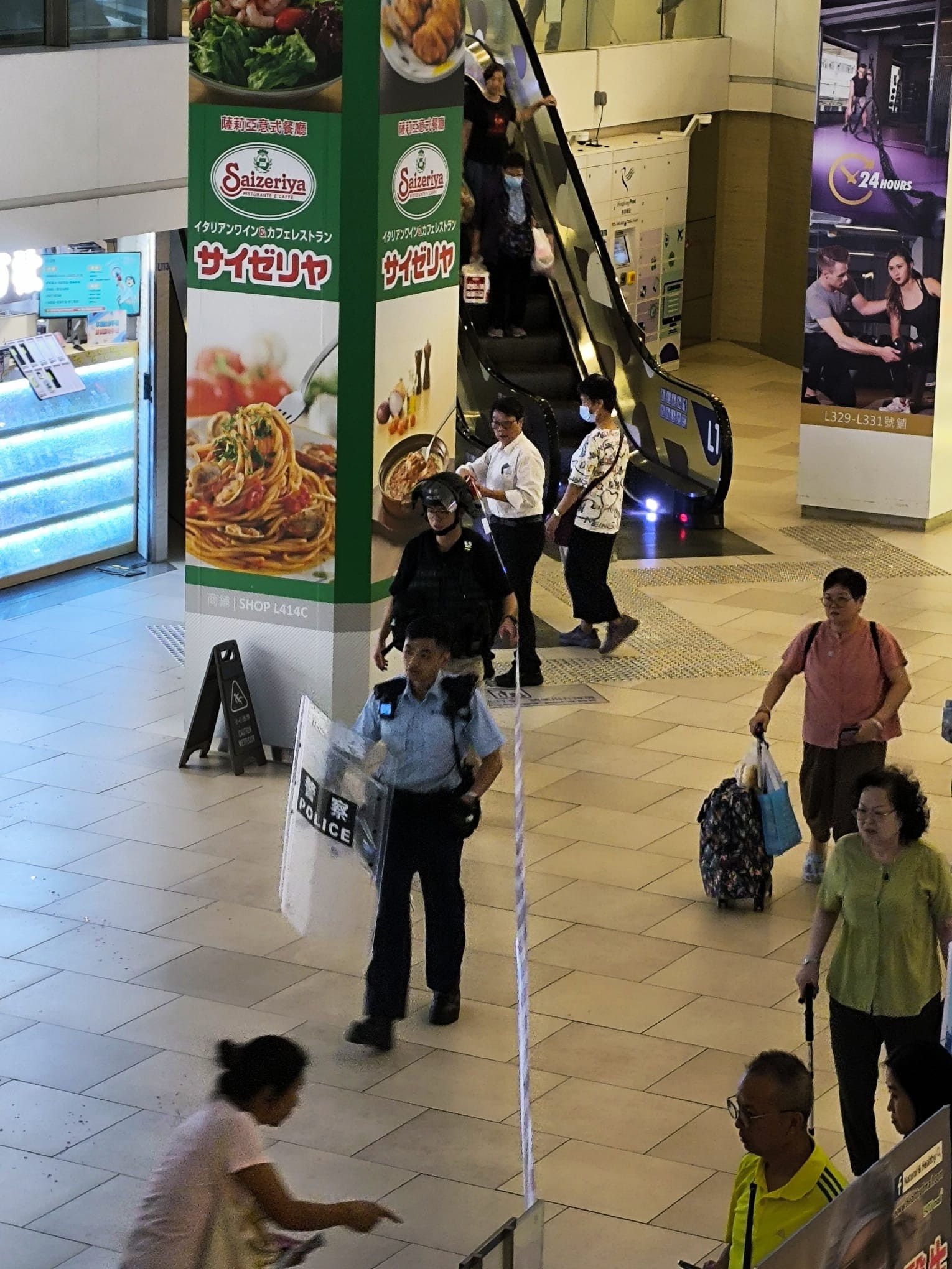良景斬人｜17歲男用30厘米魚生刀斬手機店店主　現場見血路