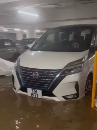 黑雨｜柴灣環翠停車場水深一度及膝　車主趕往救車　網民憂保險不受保