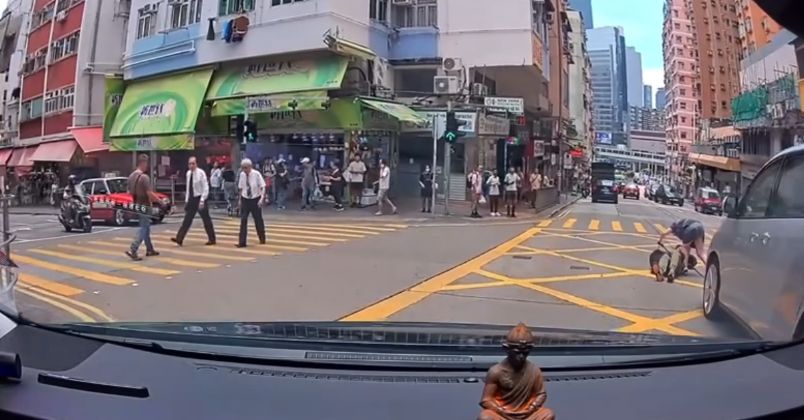 觀塘私家車落斜直撞電單車