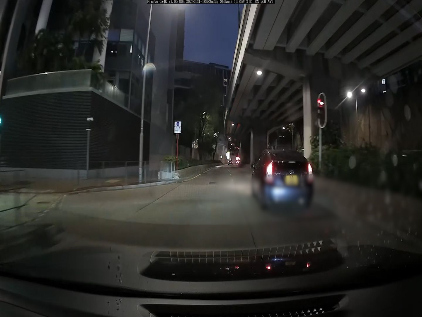 私家車新年勁陰功！加士居道天橋底先遇切線再碰U-turn