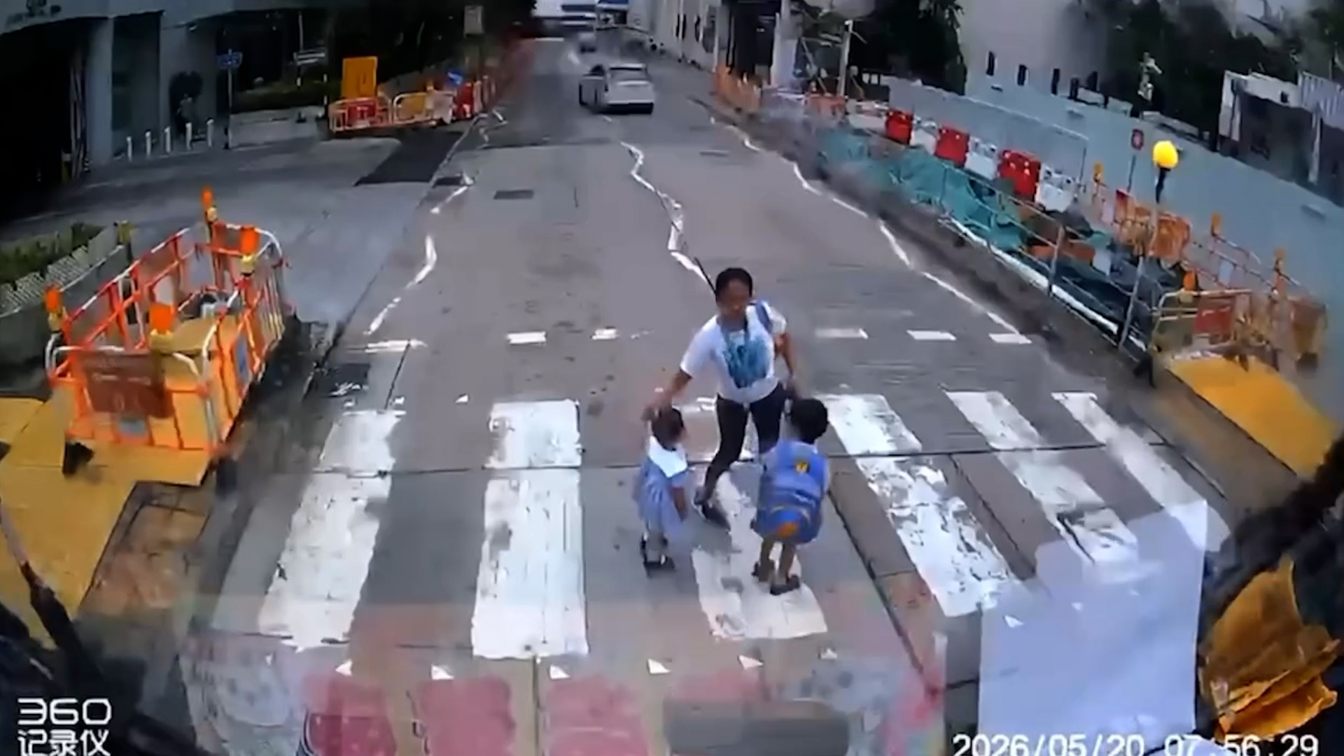 車Cam直擊｜逆線私家車「衝斑馬線」險撞過路學童　姐姐反應快救命　網民怒轟要舉報