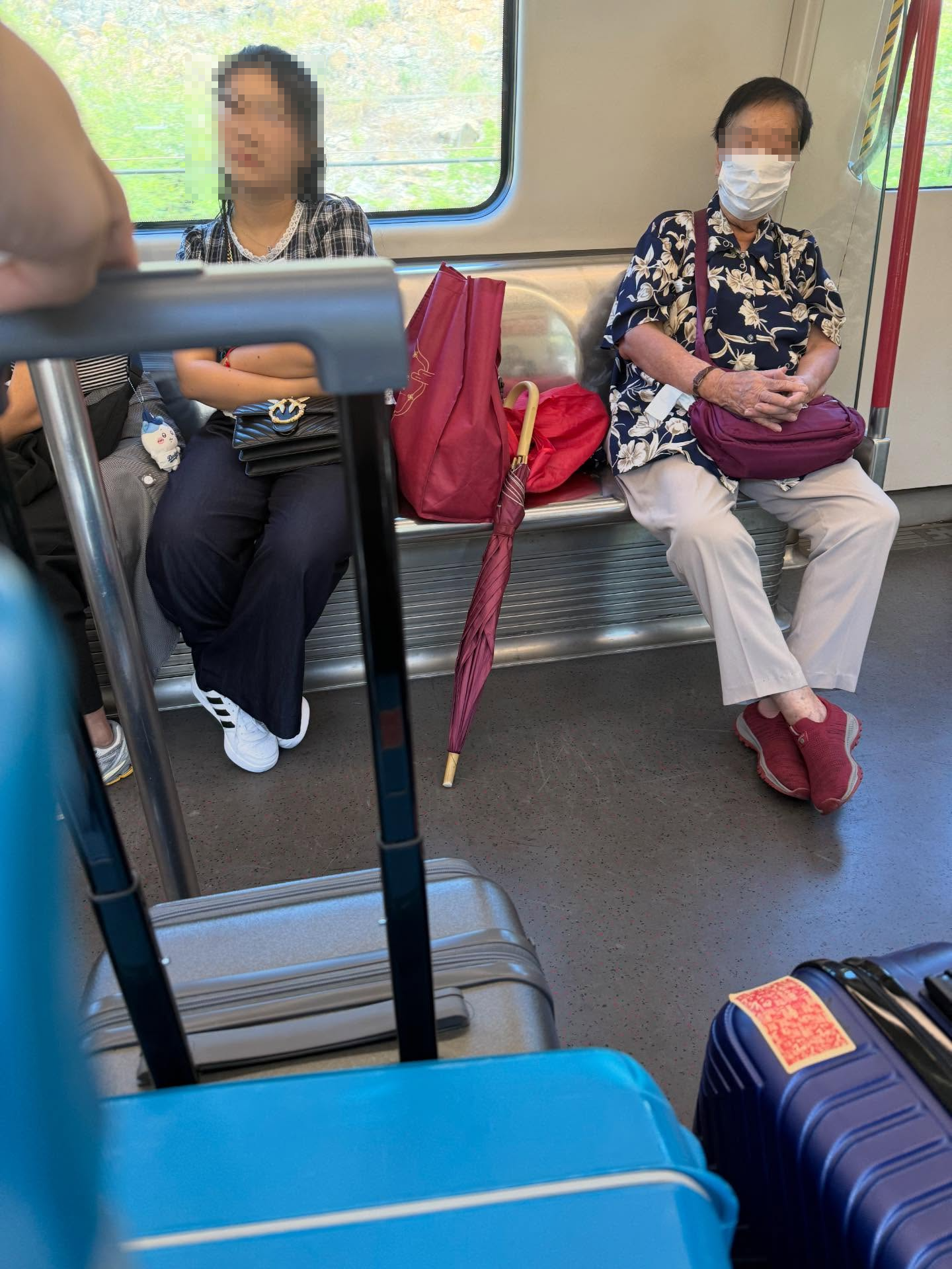 東張西望報料｜港鐵自私老人家擺袋霸位唔俾人坐　網民籲「正義哥」現身代發聲