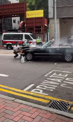 銅鑼灣古董車街頭著火冒濃煙警協助救火