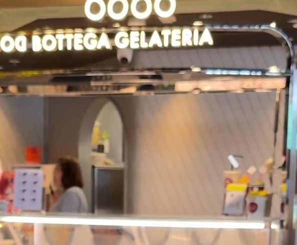 尖沙咀雪糕店店員狂舔雪糕匙過程被拍下