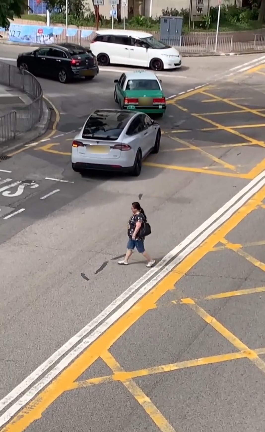 上水市中心近日出現驚險場面，一名中年婦人無視旁邊行人天橋，選擇直接橫越多線車道，最終在抵達對面馬路後被警員截停，表情由淡定瞬間變成絕望。事件被途人拍下並上載至社交平台，引起網民熱烈討論。