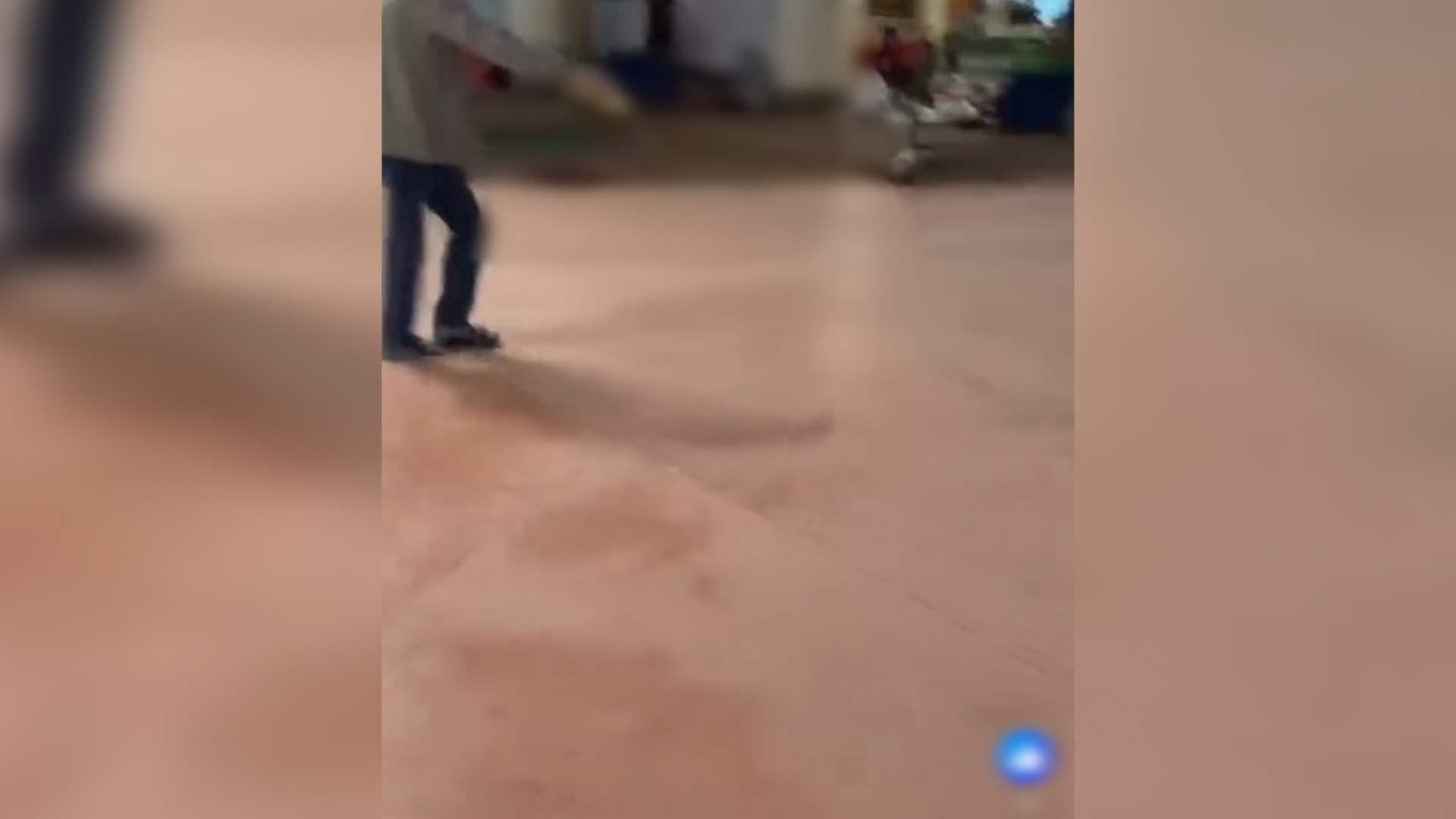 地上亦有明顯油漬。