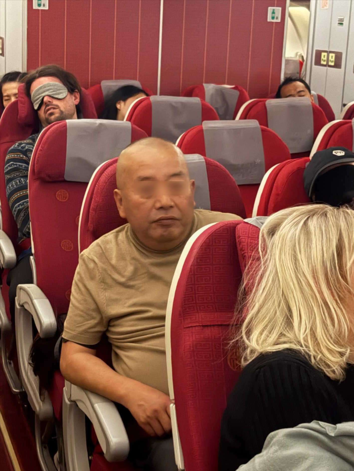 有網民在社交平台發帖文，指日前由香港飛往印尼峇里的航班上，發現有「機艙老鼠」。圖為疑似涉事「飛機老鼠」。(Threads@c.nkyyyyy)