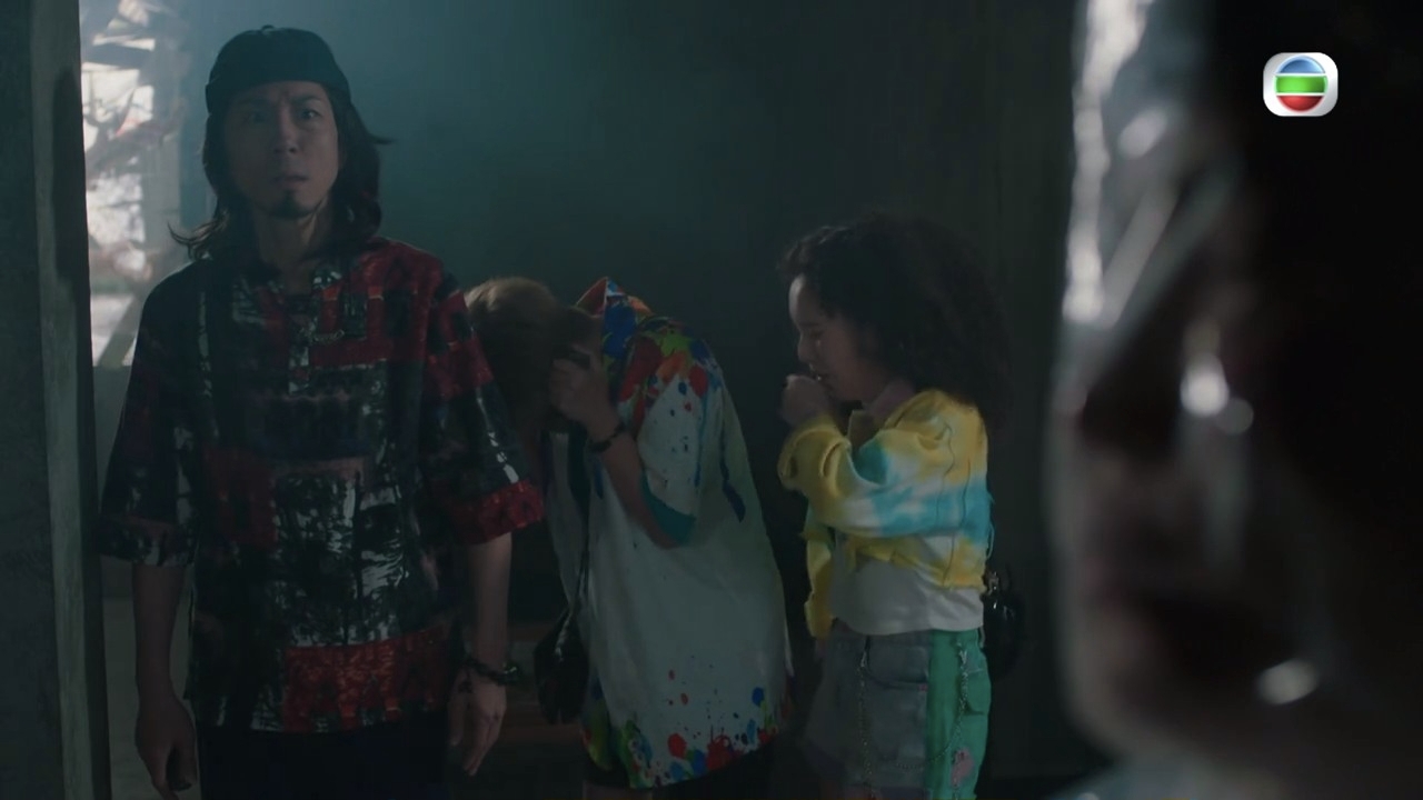 江嘉敏、鄺潔楹同戴耀明意外地發現大量屍體。