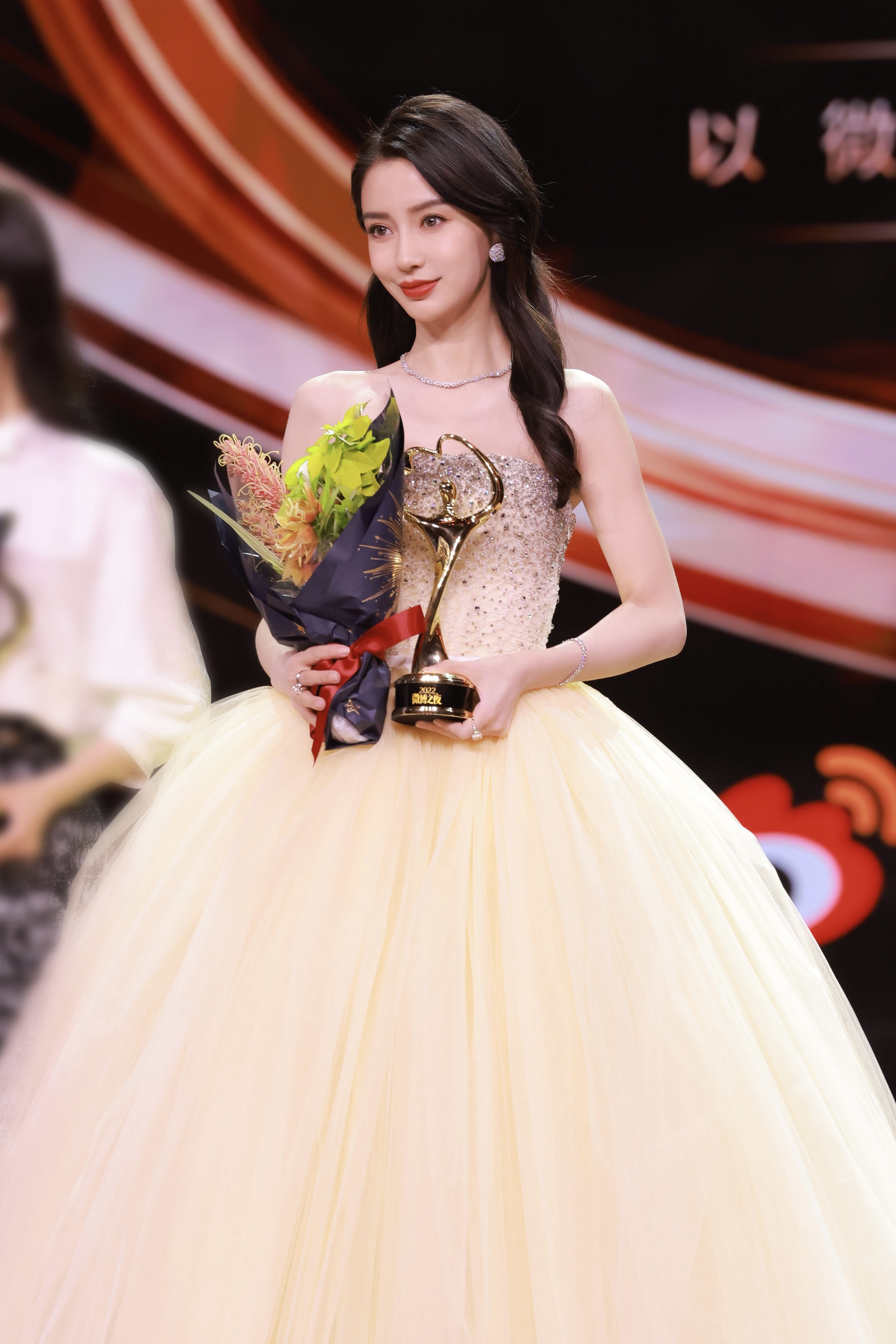 Baby日前獲頒演員獎，但係佢嘅華麗打扮似乎就更引起大家關注喇