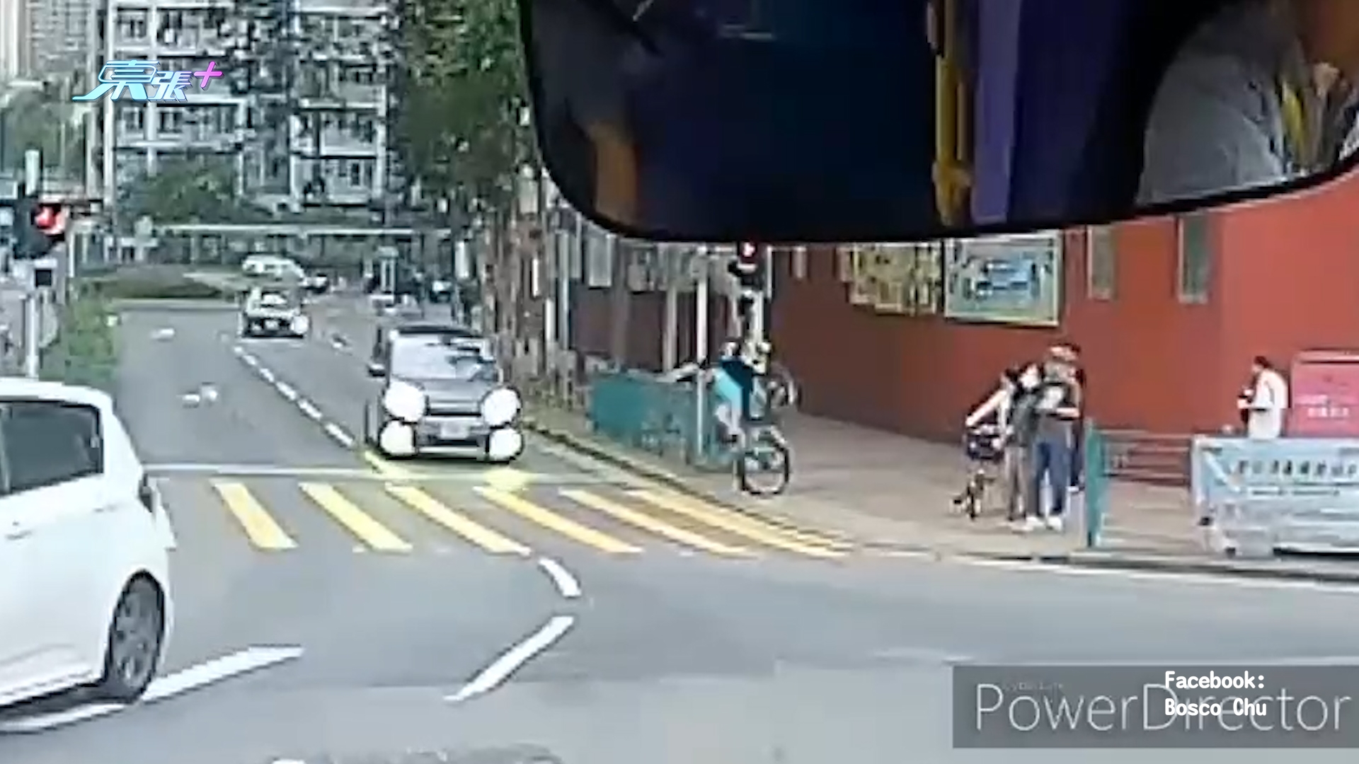 車Cam直擊｜外賣員過馬路疑「落錯brake」剎車　全車向前翻　網民：外賣全沒了