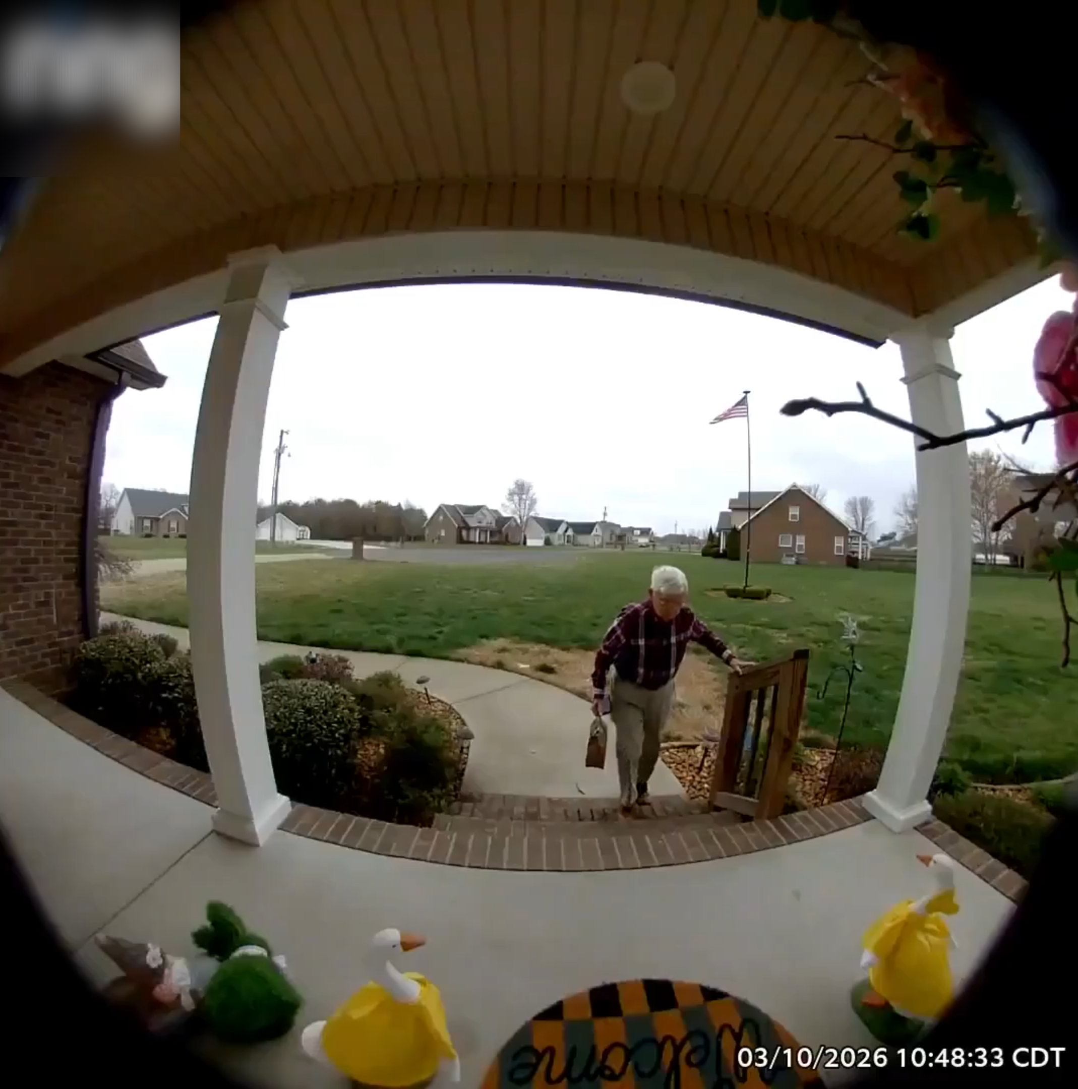 智能門鐘拍到老翁艱辛送餐　屋主心疼發起募捐