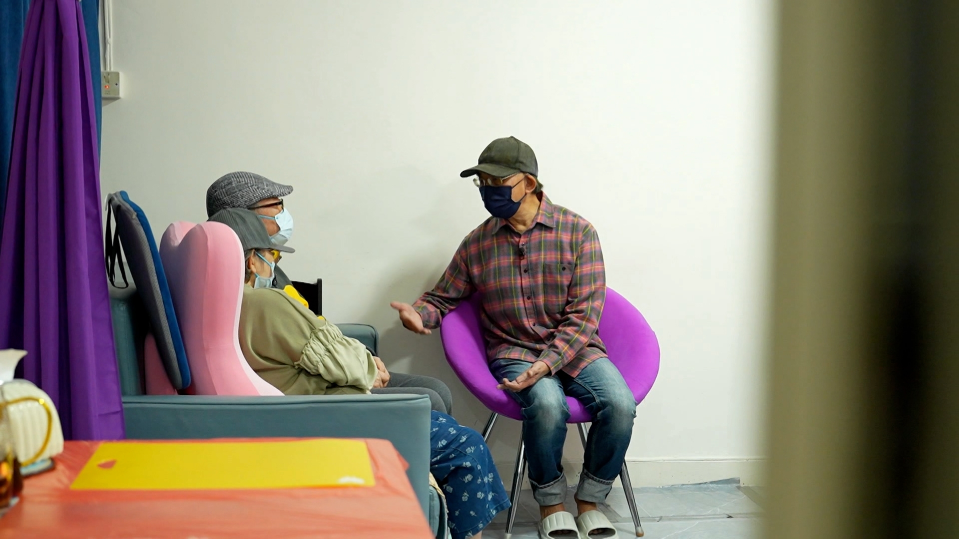 三位老人家和阿俊一家三口多年來住在同一屋簷下，生活都安然無恙，直至去年突然發生巨變，阿俊投資失利欠下巨債。