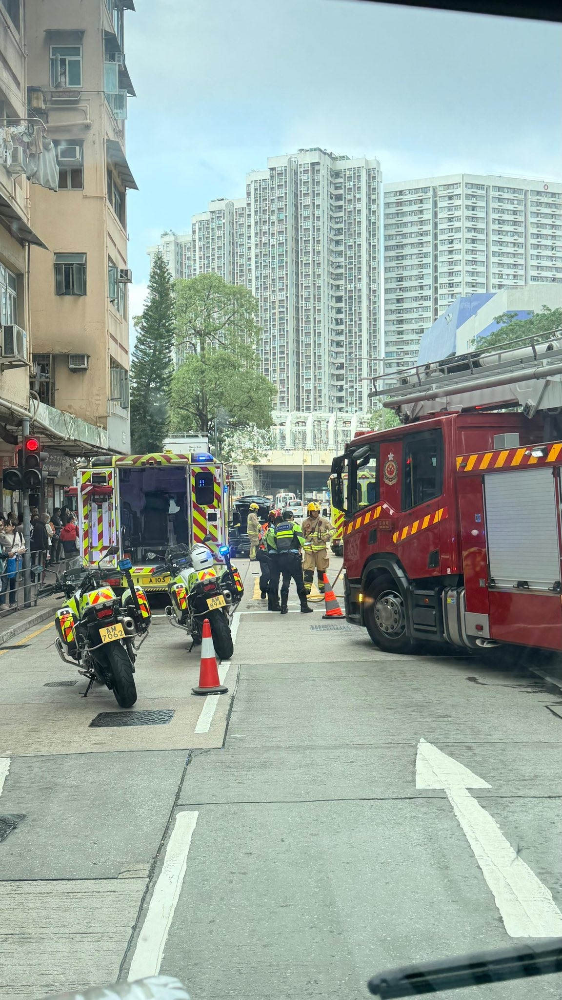 救援人員接報到場。（Facebook圖片／車cam L（香港群組）／Bosco Chu）