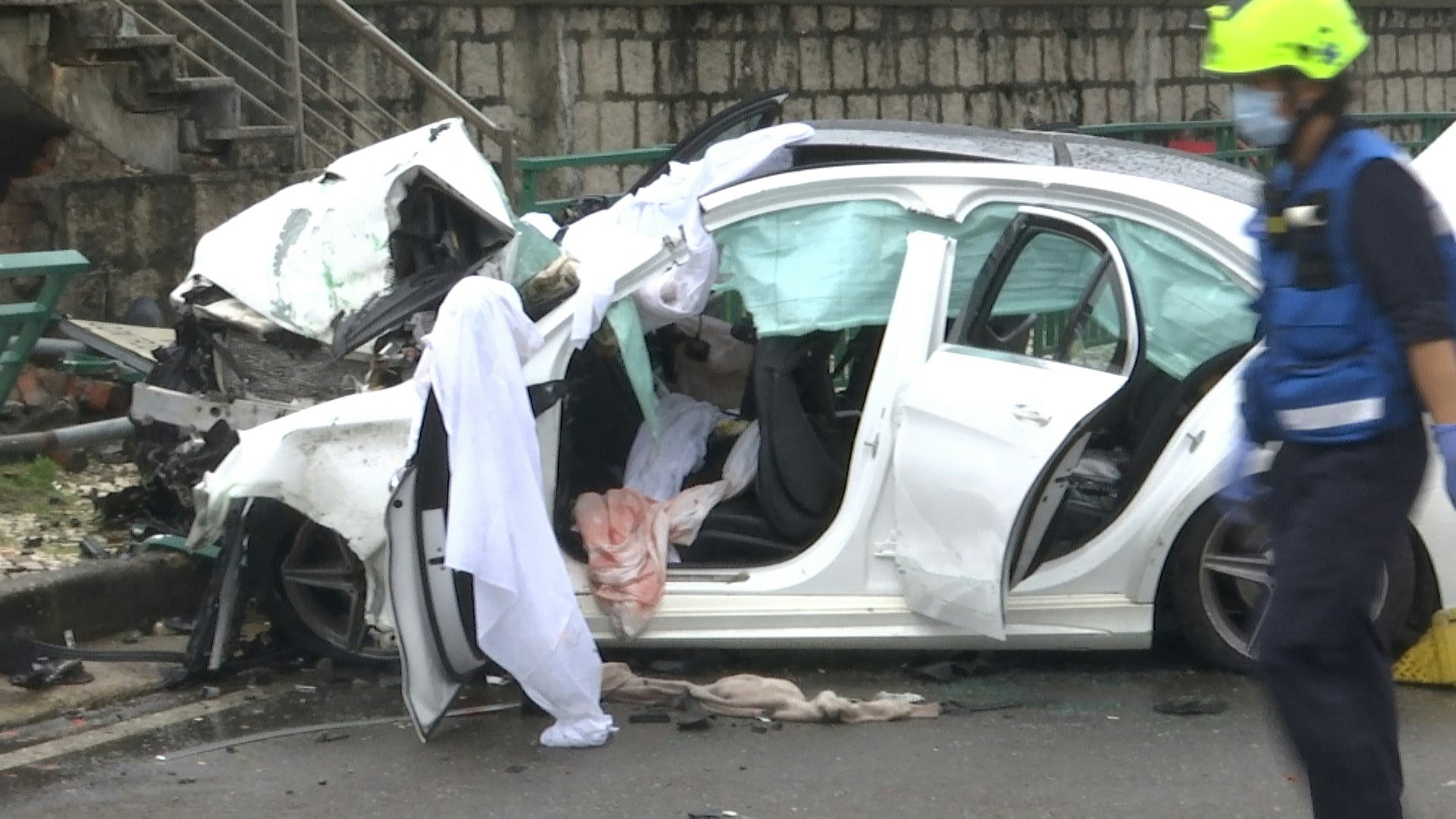 涉事私家車嚴重毀爛。（澳廣視影片截圖）