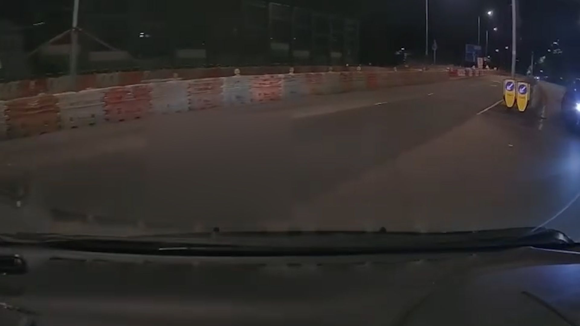 元朗深夜驚見馬路炸彈逆線行仲撞欄杆。(影片截圖)