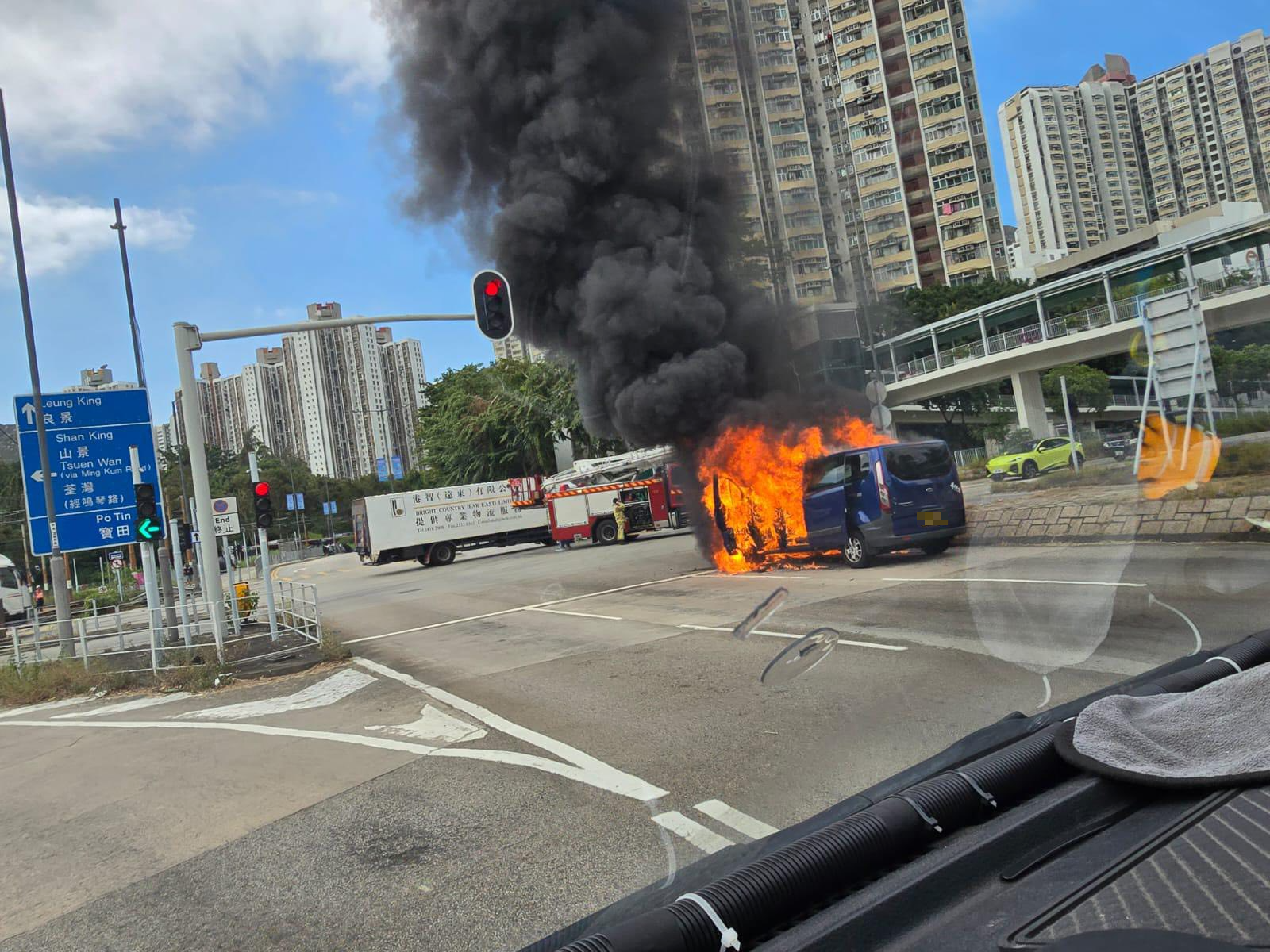 涉事客貨車停泊在青田路與鳴琴路交界的燈位前，車輛陷入火海，大量濃煙冒出，直衝半空，警方及消防人員趕到現場處理事件。（Facebook圖片／車cam L（香港群組）／Bosco Chu）