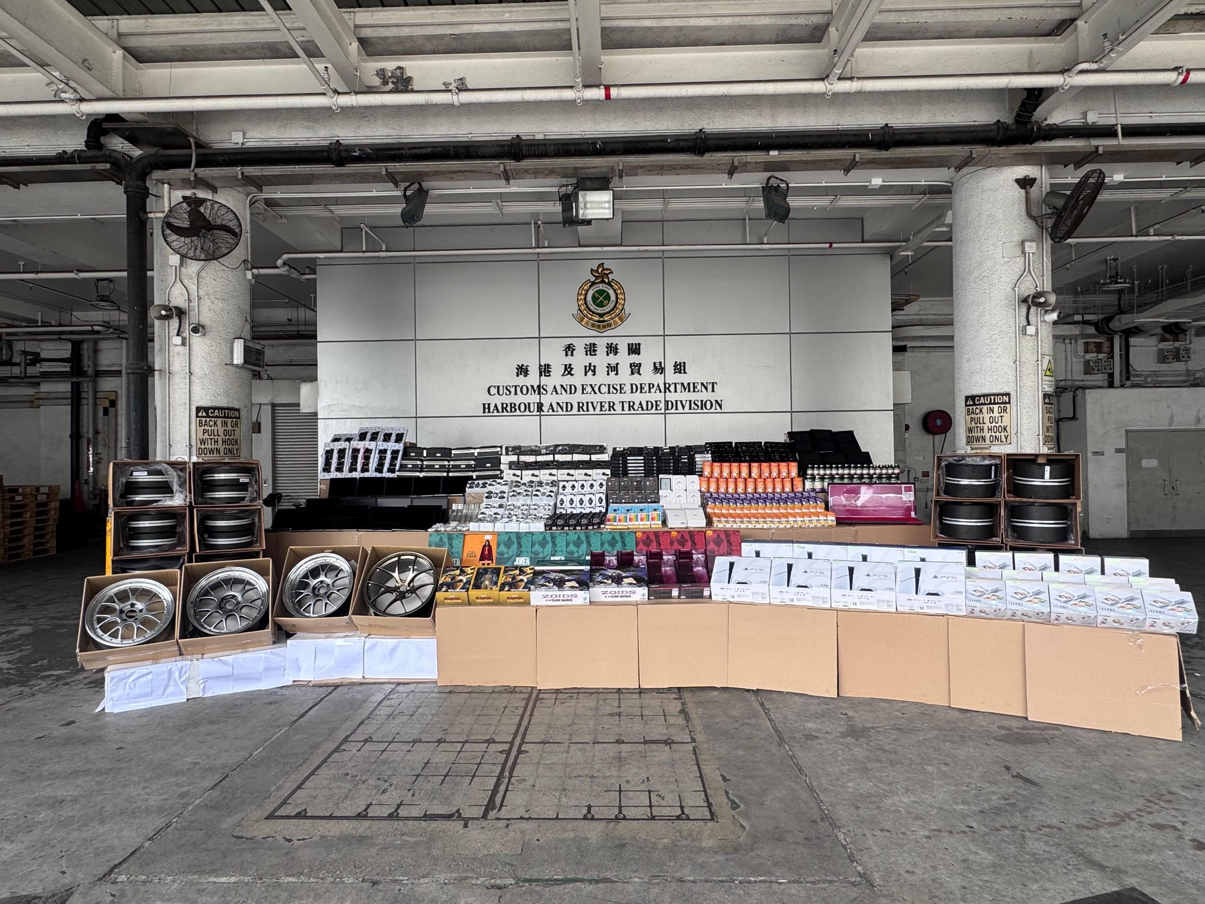 圖示部分檢獲的懷疑走私貨物，包括手錶、汽車零件和玩具。（海關圖片）