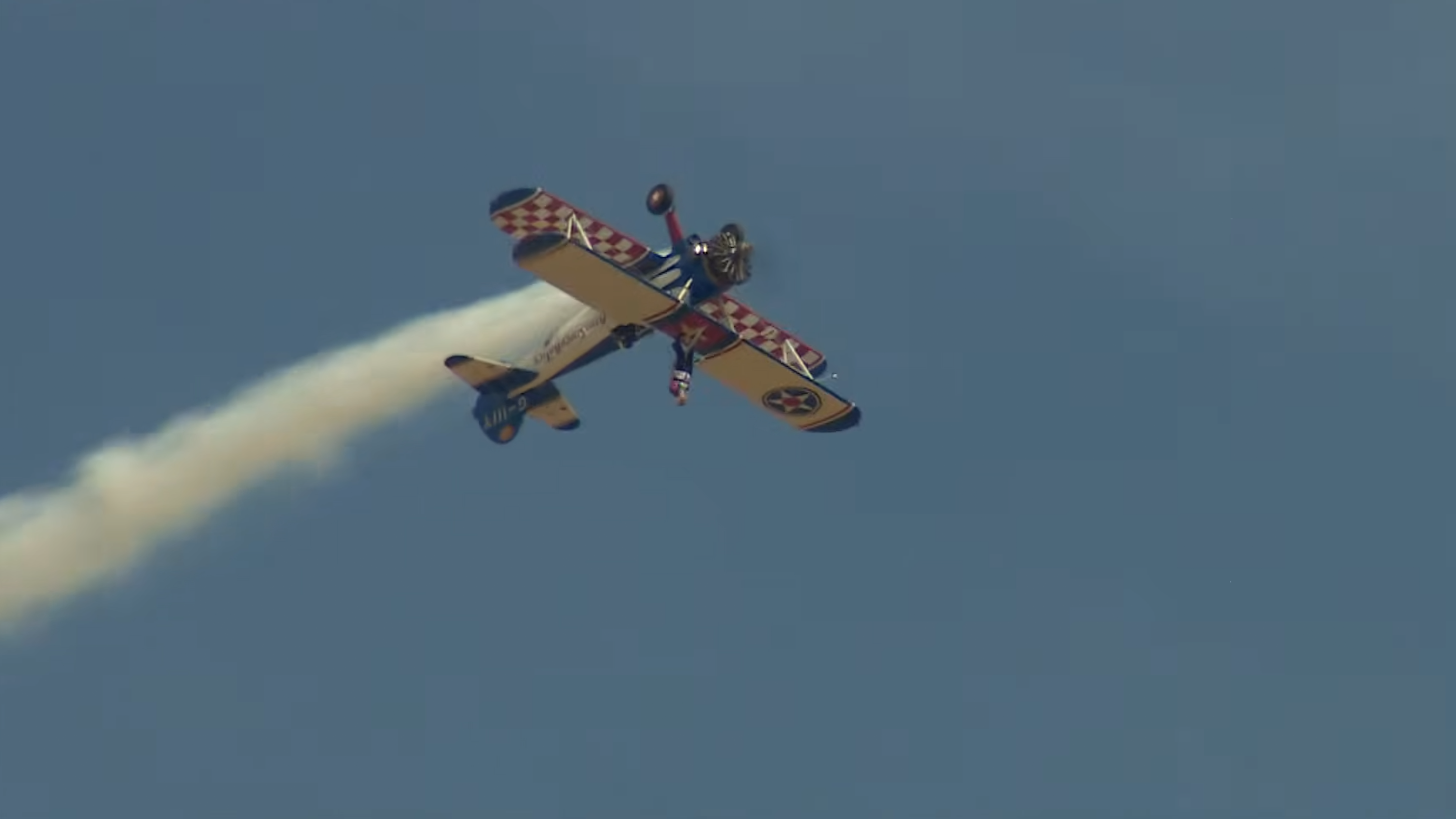 飛機曾做出倒轉飛行等花式動作。（YouTube影片截圖／@SteveKnibbsBBC）