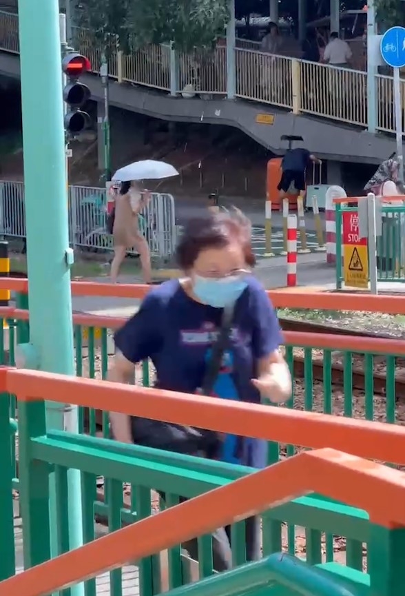 屯門山景邨驚現「落冰雹」奇景　街坊拍片稱好恐怖：八月飛霜