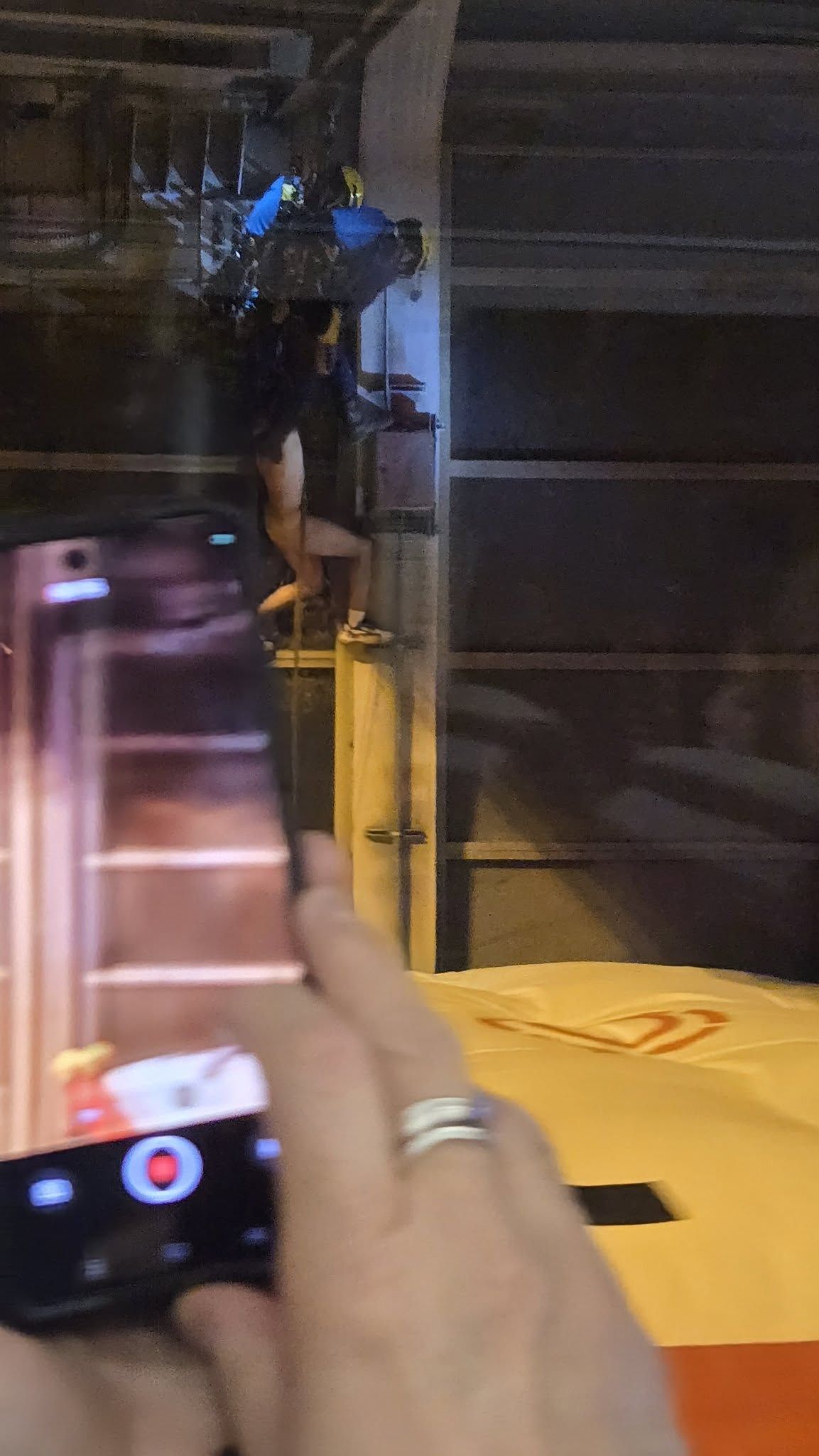 青沙公路男子赤裸「露鳥」爬上隔音屏