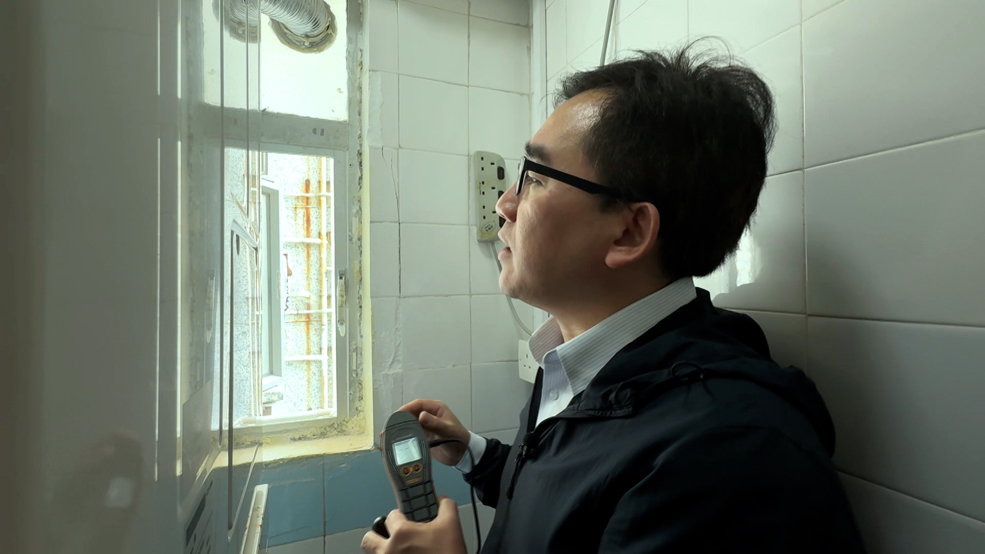 樓宇滲水檢測專家賴達明進行檢測後，發現窗框中心位置濕度達99.9。他指，整個月都沒有下雨，所以窗戶的濕，不是由外牆或窗邊滲水導致，比較可能是由上層單位一些用水設施滲漏造成。