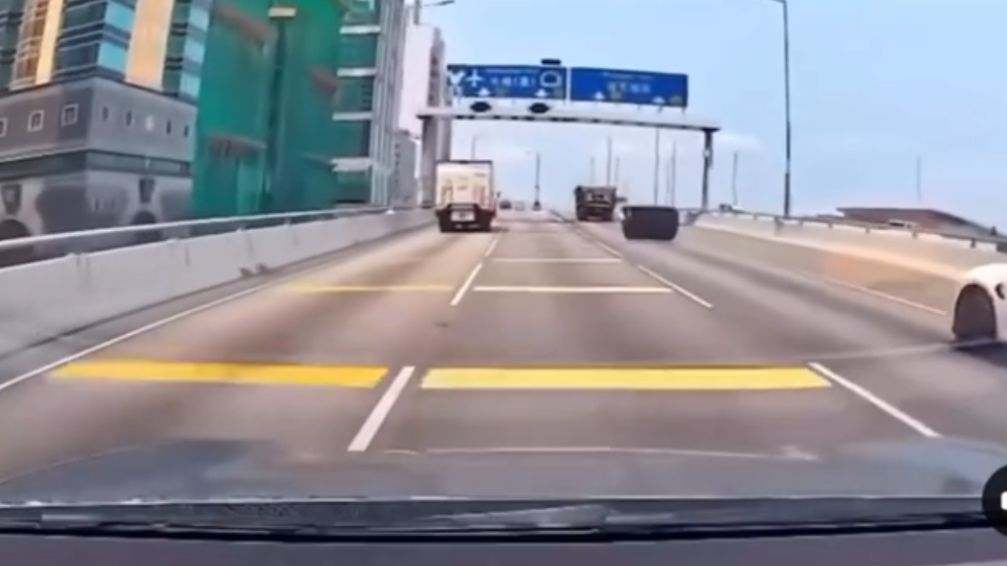 西環天橋勾斗車誤跌梳化落地後車險中