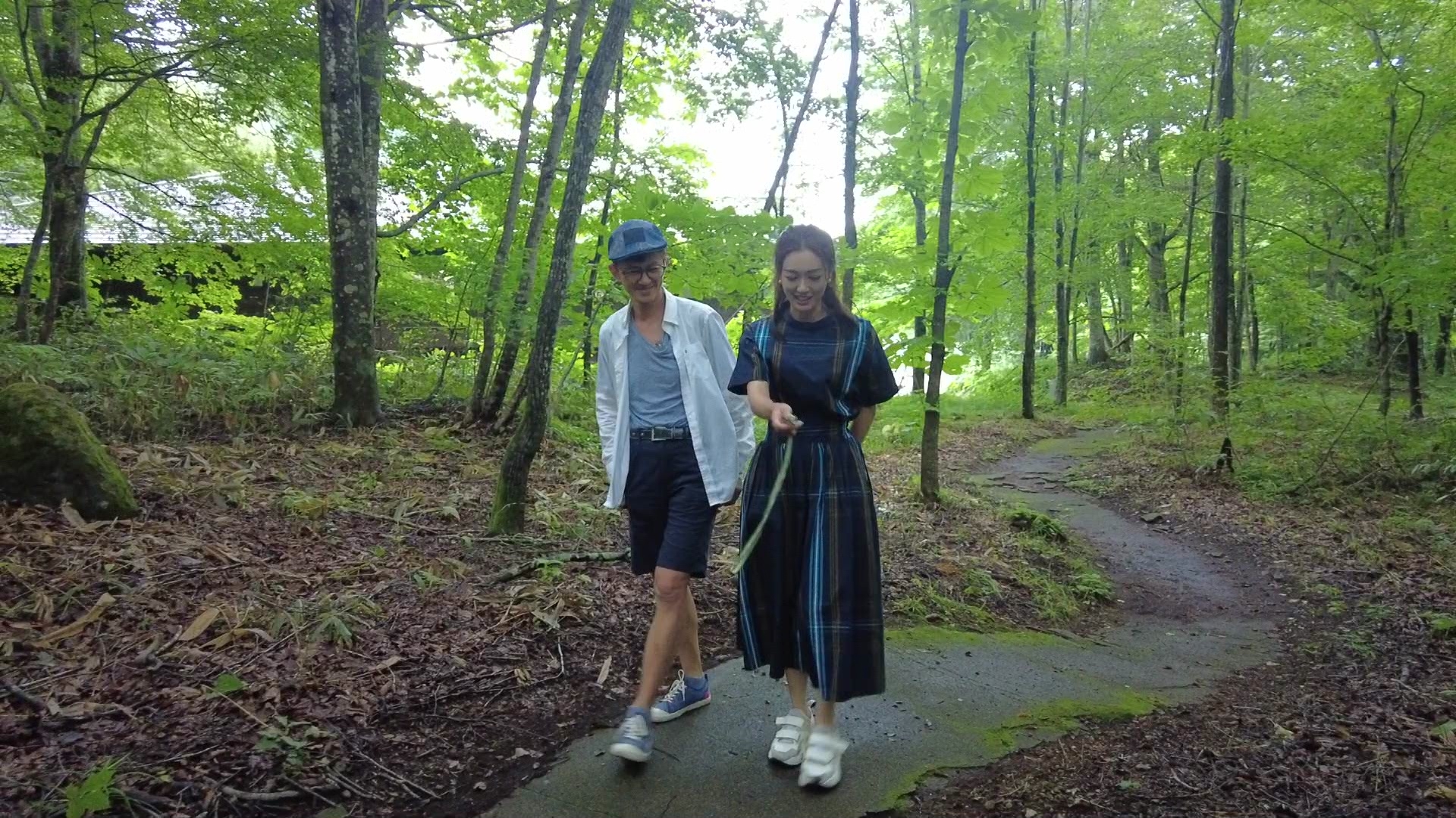 Bowie喺奧入瀨溪流睇青苔。