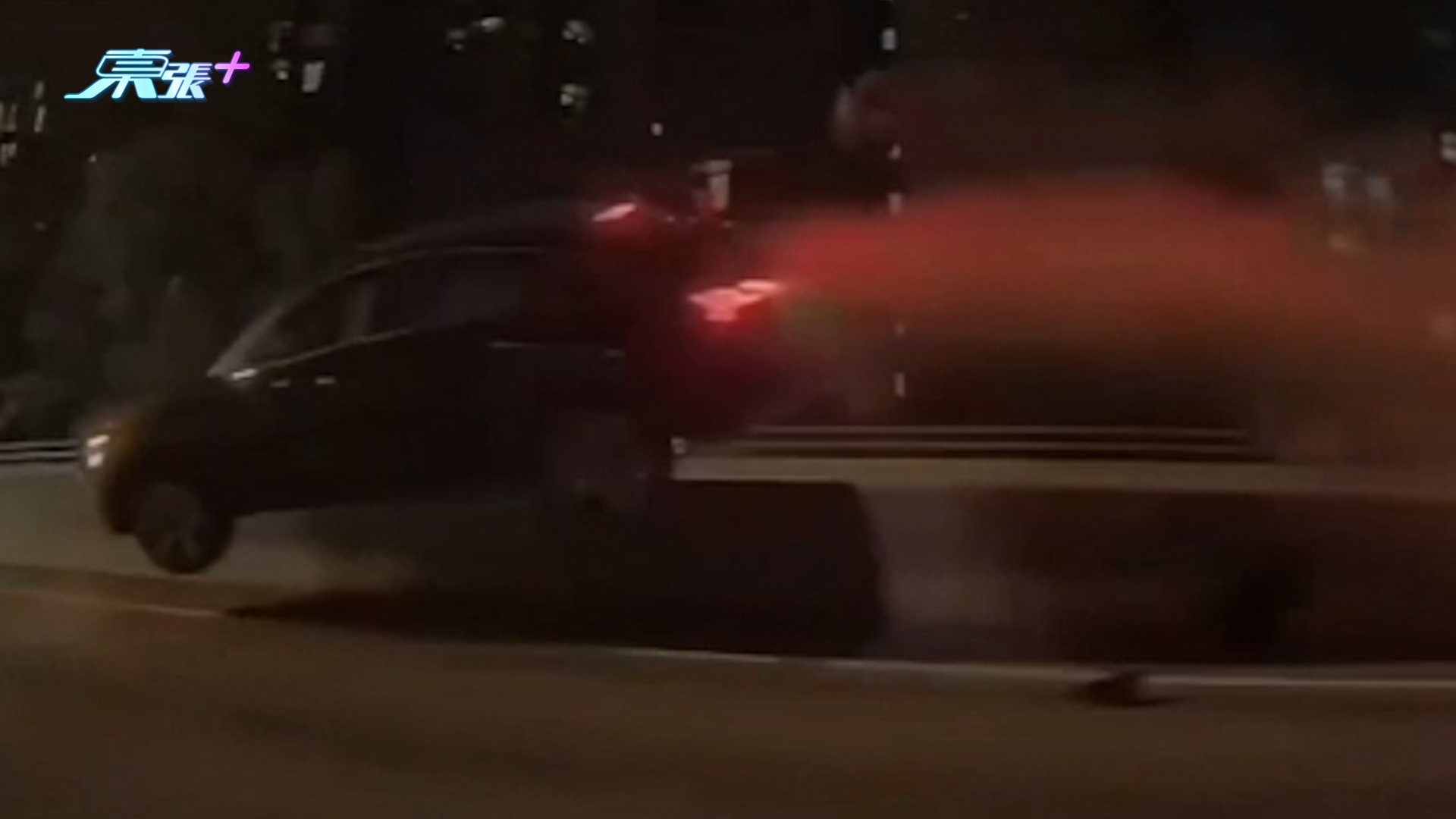 車Cam直擊｜屯門公路車禍Audi失控飛上壆狂飆　再撼七人車兼冒火光