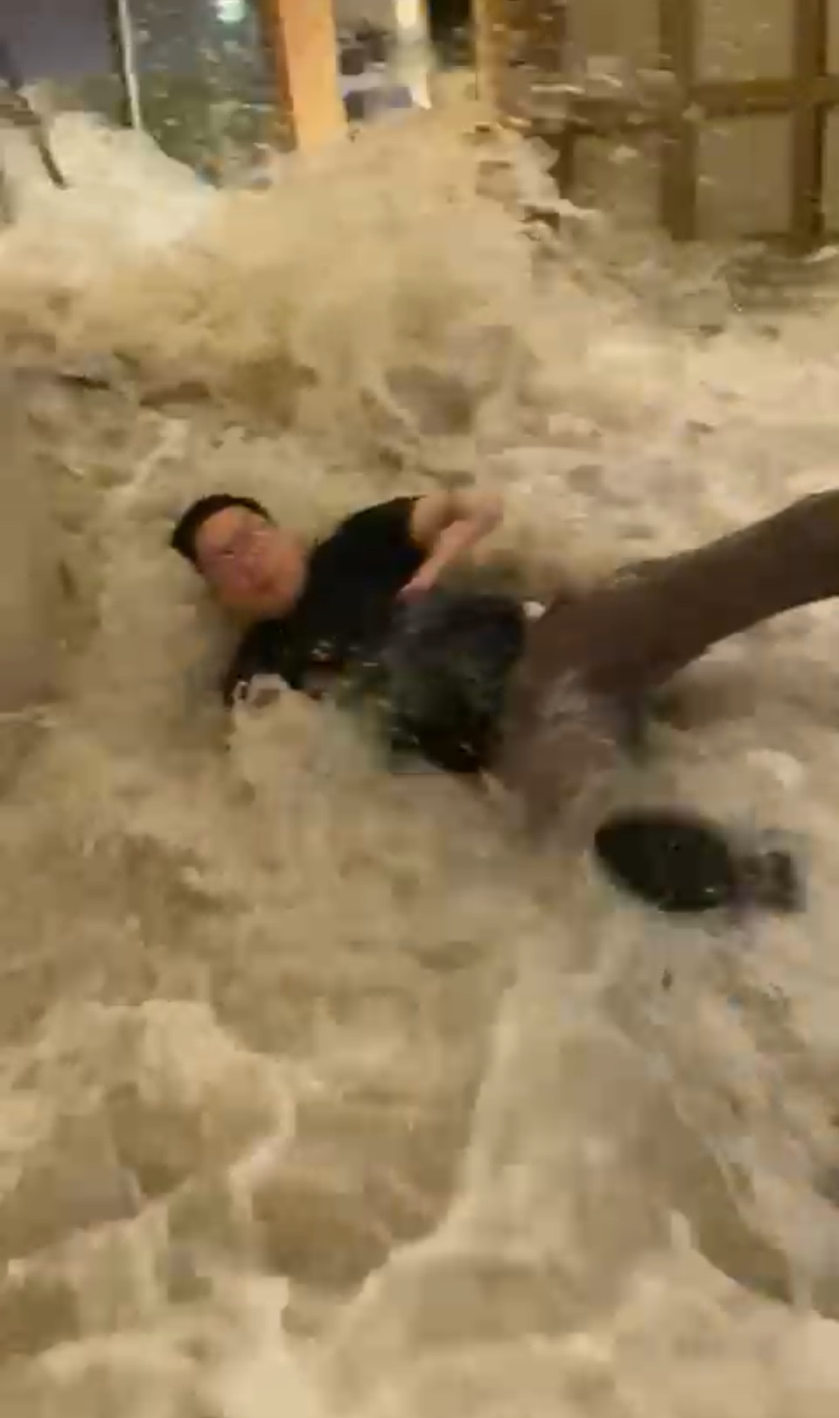 富麗敦海洋公園酒店玻璃被沖爆，有人跌倒。（網上影片截圖）