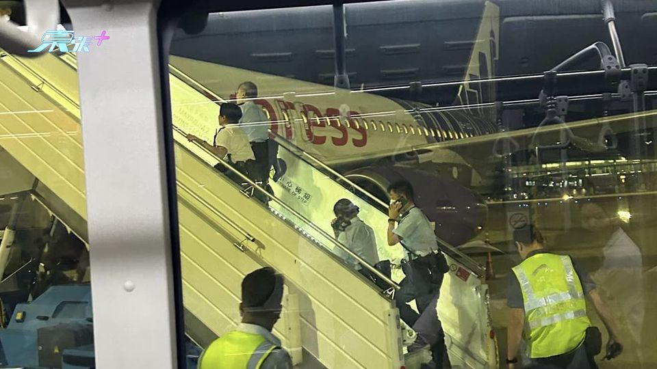 有片｜香港快運內地男乘客涉偷值33萬勞力士被捕 乘客困接駁巴一小時待查  