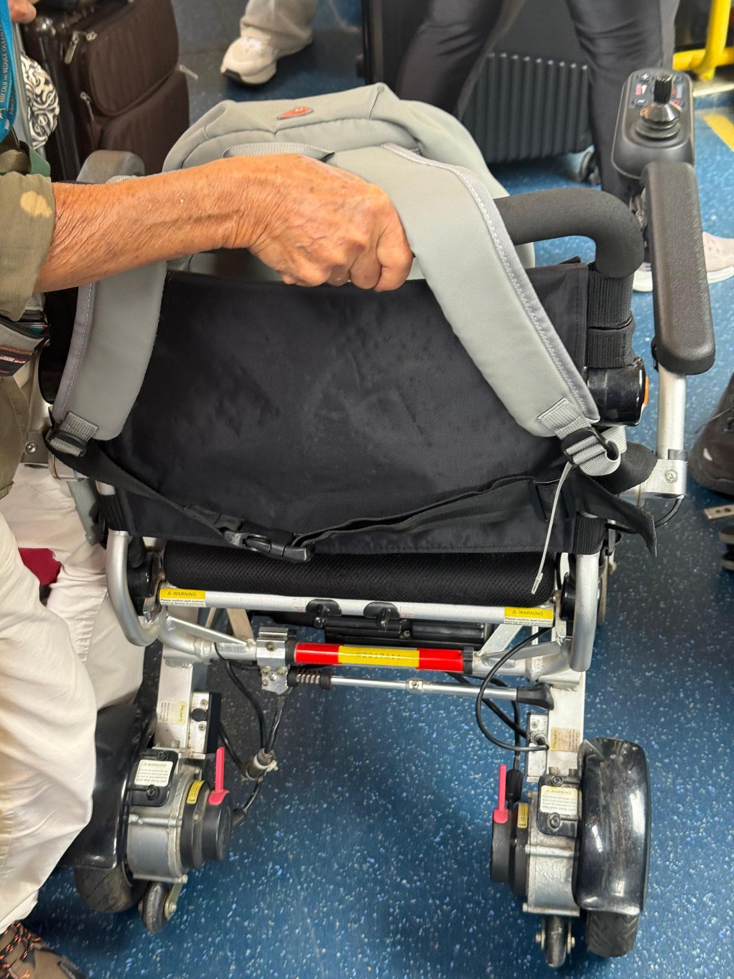 城巴行李篋塞爆輪椅位，老伯上車遭車長拒絕「等下一班車」。公司有回應。（Threads@sunlk77）