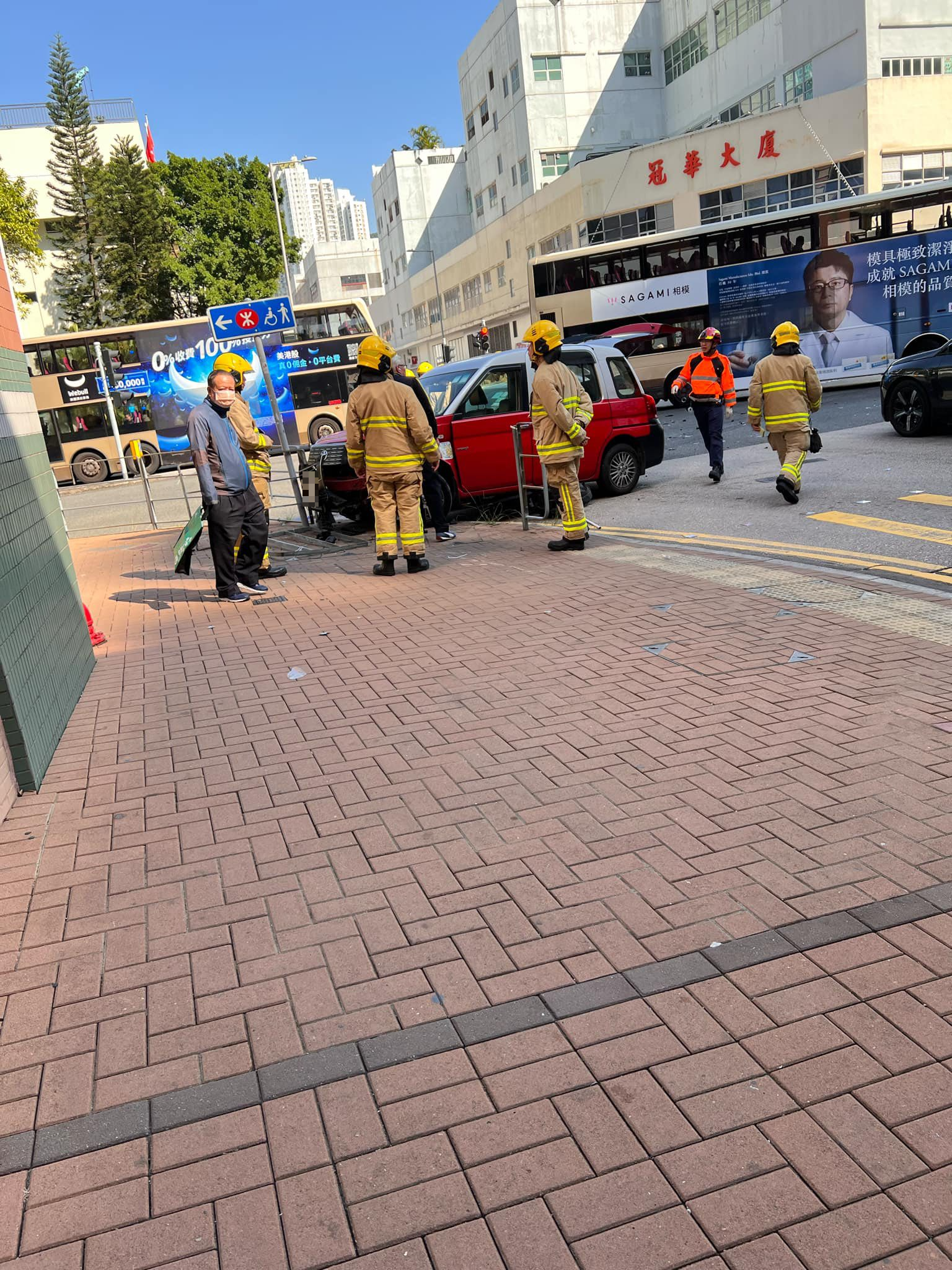 事發後，的士車頭損毀，圍欄亦被撞毀。（Facebook圖片／車cam L（香港群組）／Bosco Chu）