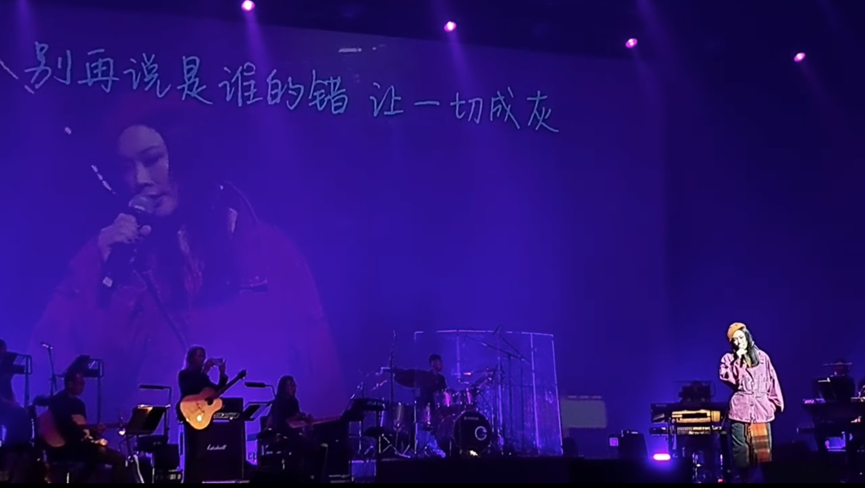 演唱會上同歌迷透露自己曾患精精病。