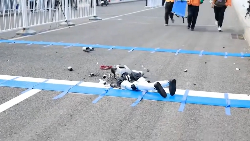 機械人臥在地上，腿部仍在運作致機身不斷抖動，在持續數秒後停止。（網上影片截圖）