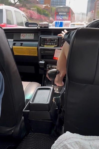 的士司機勁高難度「棟高腳」揸車兼不停吐痰
