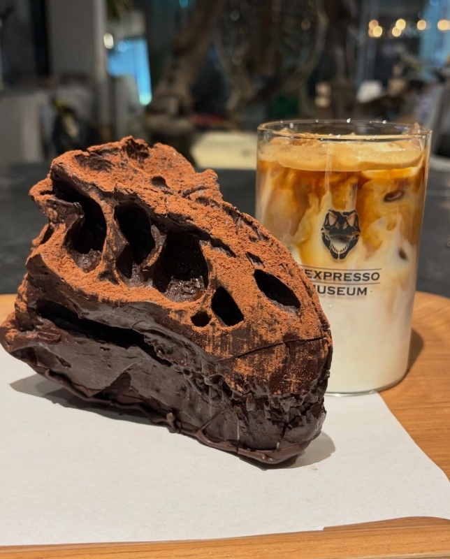 這款甜品由糕餅師發揮巧思，將厚重的巧克力磚，雕刻成精細的暴龍頭骨化石。（網上圖片）