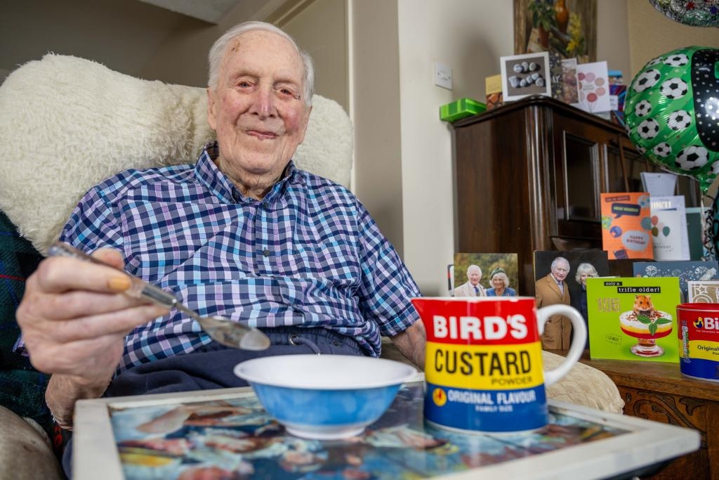 一位 106 歲的二戰老兵正在吃蛋奶凍。