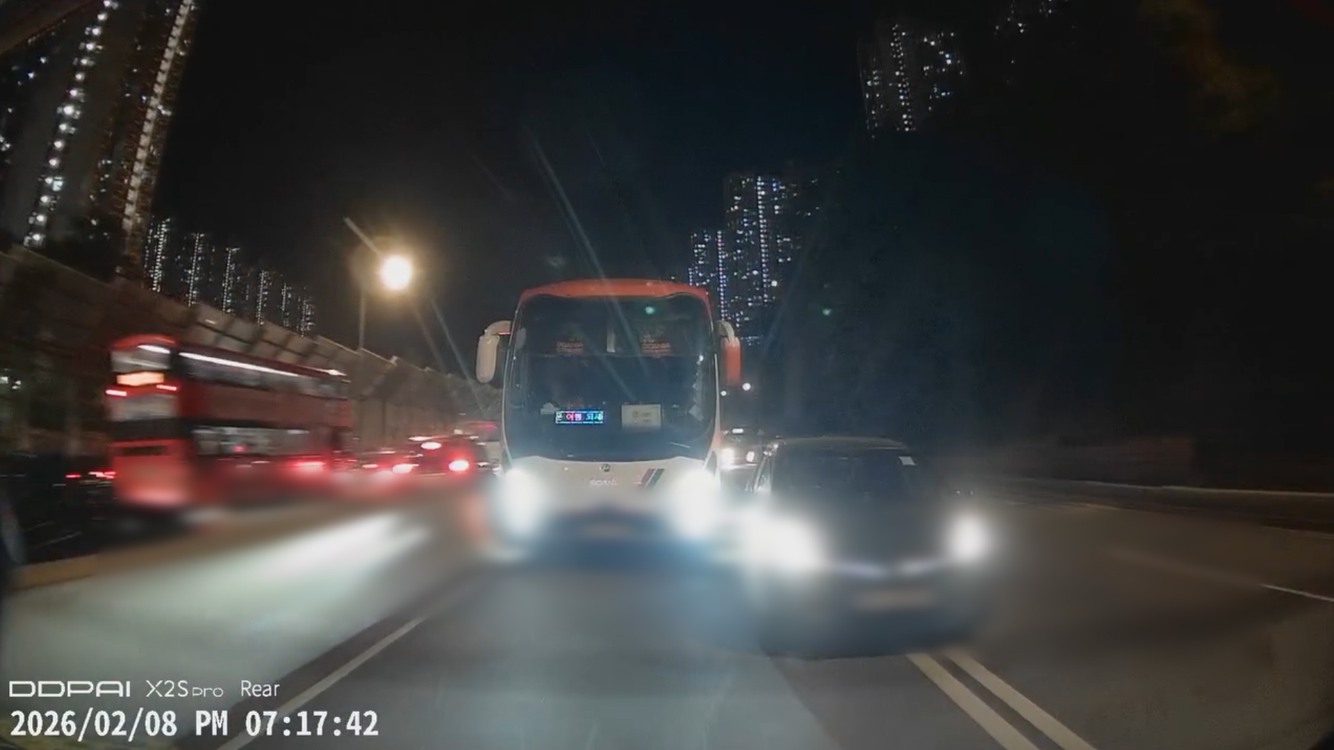 車Cam直擊｜將軍澳隧道旅遊巴大戰私家車　撞壆打白鴿轉　網民批評雙方